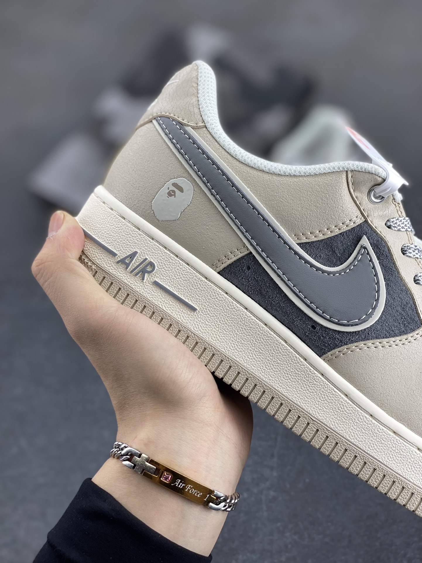 图片[6]-NIke Air Force 1 \’07 Low “Bape联名——裂纹灰咖”空军一号 低帮 运动鞋 休闲鞋 折边针车 工艺难度大 原楦头原纸板 原装鞋盒 定制五金配件 内置全掌气垫 原厂鞋底 货号：SJ6698-023 尺码：36 36.5 37.5 38 38.5 39 40 40.5 41 42 42.5 43 44 44.5 45-选品中心