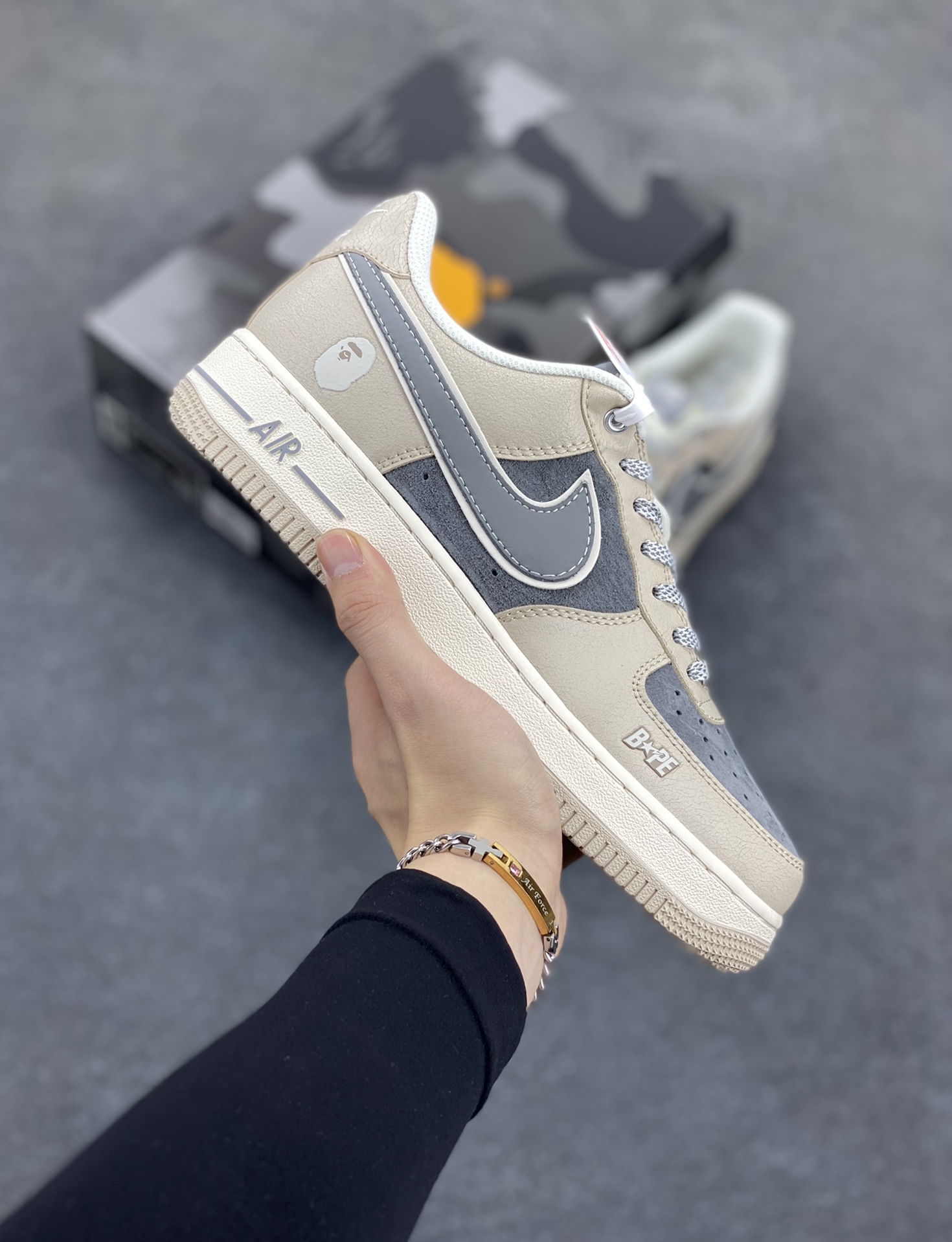 NIke Air Force 1 \'07 Low “Bape联名——裂纹灰咖”空军一号 低帮 运动鞋 休闲鞋 折边针车 工艺难度大 原楦头原纸板 原装鞋盒 定制五金配件 内置全掌气垫 原厂鞋底 货号：SJ6698-023 尺码：36 36.5 37.5 38 38.5 39 40 40.5 41 42 42.5 43 44 44.5 45-选品中心