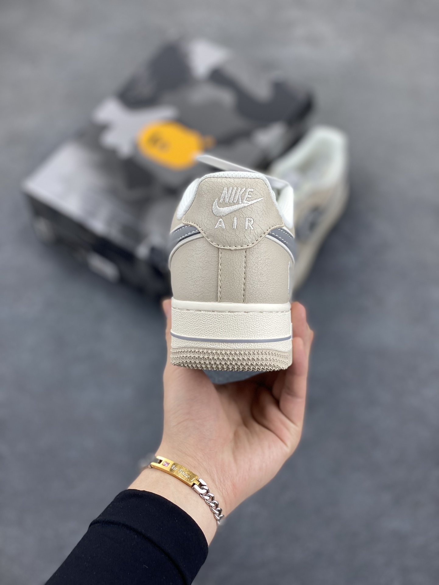 图片[4]-NIke Air Force 1 \’07 Low “Bape联名——裂纹灰咖”空军一号 低帮 运动鞋 休闲鞋 折边针车 工艺难度大 原楦头原纸板 原装鞋盒 定制五金配件 内置全掌气垫 原厂鞋底 货号：SJ6698-023 尺码：36 36.5 37.5 38 38.5 39 40 40.5 41 42 42.5 43 44 44.5 45-选品中心