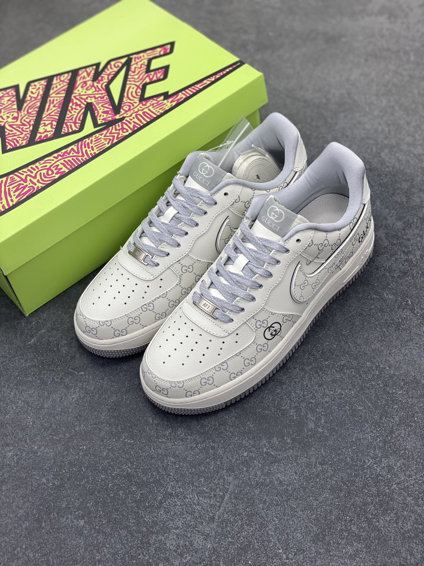 图片[8]-高端定制Nike Air Force 1 \’07 Low 古驰联名—白灰印花 高端定制 低帮休闲板鞋 定制鞋盒 大厂纯原品质出货 超高清洁度 皮料切割干净无任何毛边 细节完美 货号：KY8899-106 尺码：36 36.5 37.5 38 38.5 39 40 40.5 41 42 42.5 43 44 44.5 45-选品中心