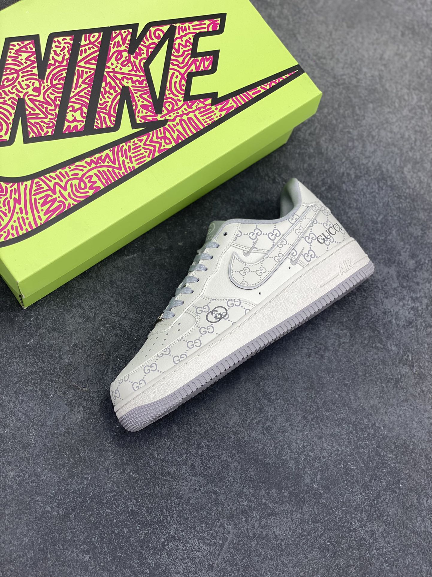 图片[7]-高端定制Nike Air Force 1 \’07 Low 古驰联名—白灰印花 高端定制 低帮休闲板鞋 定制鞋盒 大厂纯原品质出货 超高清洁度 皮料切割干净无任何毛边 细节完美 货号：KY8899-106 尺码：36 36.5 37.5 38 38.5 39 40 40.5 41 42 42.5 43 44 44.5 45-选品中心