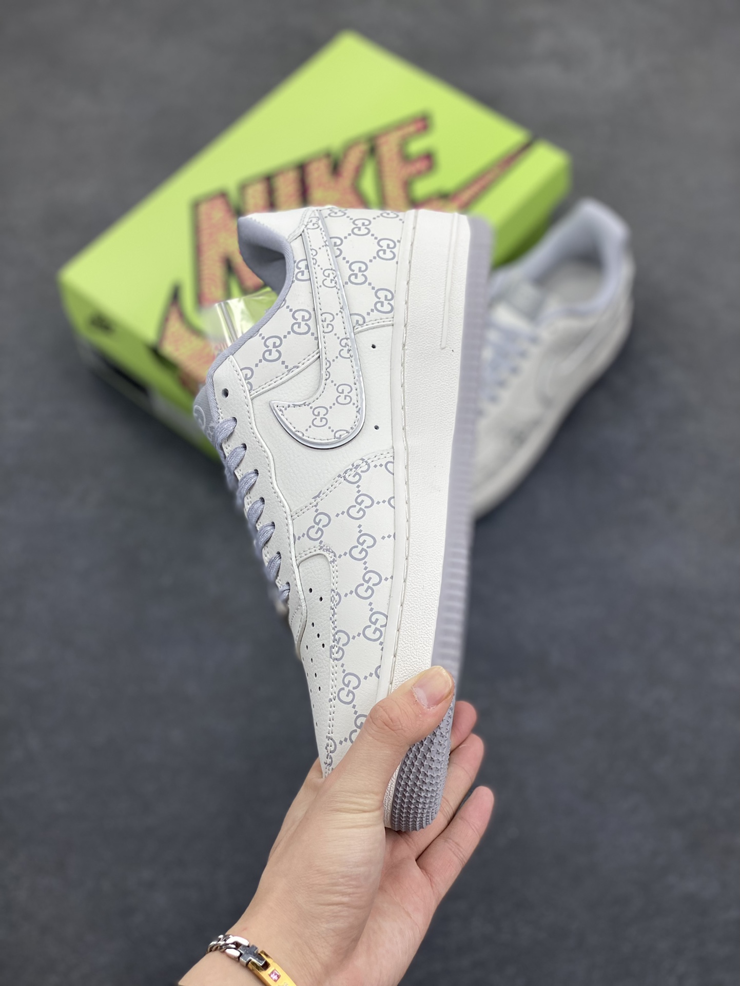 图片[3]-高端定制Nike Air Force 1 \’07 Low 古驰联名—白灰印花 高端定制 低帮休闲板鞋 定制鞋盒 大厂纯原品质出货 超高清洁度 皮料切割干净无任何毛边 细节完美 货号：KY8899-106 尺码：36 36.5 37.5 38 38.5 39 40 40.5 41 42 42.5 43 44 44.5 45-选品中心