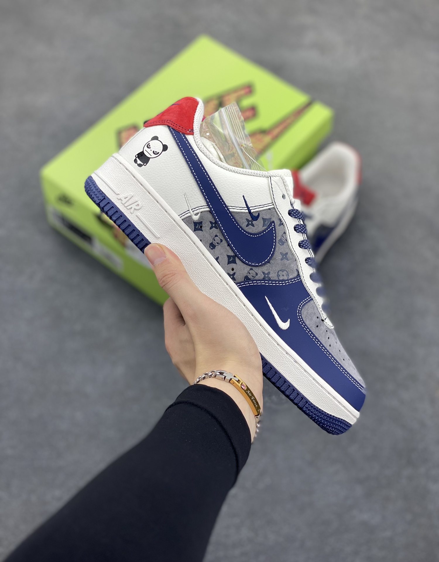 高端定制Nike Air Force 1 \'07 Low 暴力熊联名——— 三钩深蓝灰印花 高端定制 低帮休闲板鞋 定制鞋盒 大厂纯原品质出货 超高清洁度 皮料切割干净无任何毛边 细节完美 货号：KY8899-104 尺码：36 36.5 37.5 38 38.5 39 40 40.5 41 42 42.5 43 44 44.5 45-选品中心