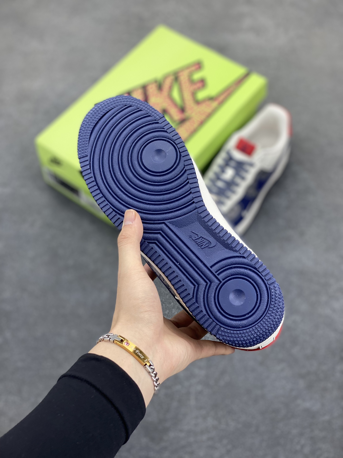 图片[5]-高端定制Nike Air Force 1 \’07 Low 暴力熊联名——— 三钩深蓝灰印花 高端定制 低帮休闲板鞋 定制鞋盒 大厂纯原品质出货 超高清洁度 皮料切割干净无任何毛边 细节完美 货号：KY8899-104 尺码：36 36.5 37.5 38 38.5 39 40 40.5 41 42 42.5 43 44 44.5 45-选品中心