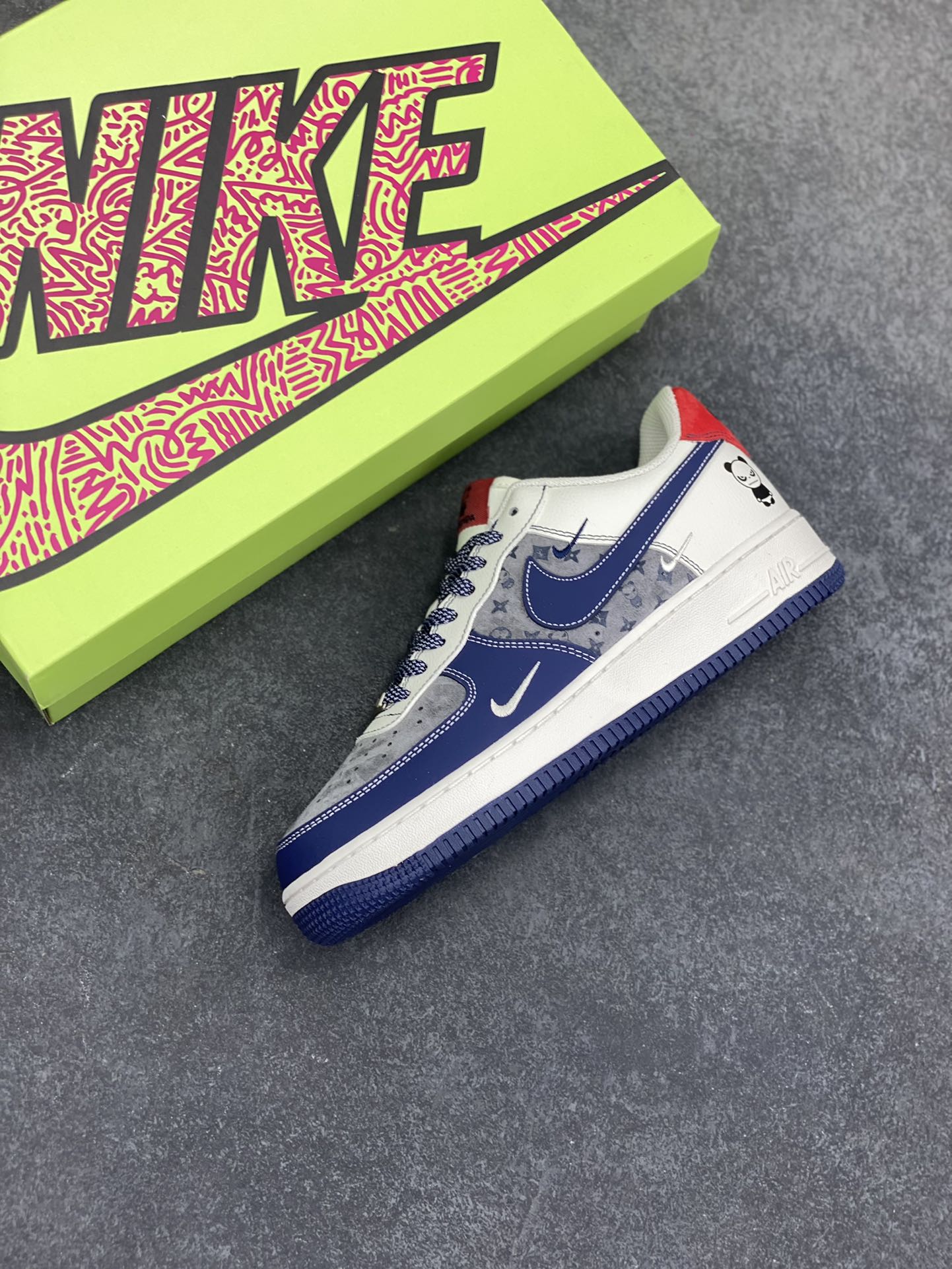 图片[7]-高端定制Nike Air Force 1 \’07 Low 暴力熊联名——— 三钩深蓝灰印花 高端定制 低帮休闲板鞋 定制鞋盒 大厂纯原品质出货 超高清洁度 皮料切割干净无任何毛边 细节完美 货号：KY8899-104 尺码：36 36.5 37.5 38 38.5 39 40 40.5 41 42 42.5 43 44 44.5 45-选品中心