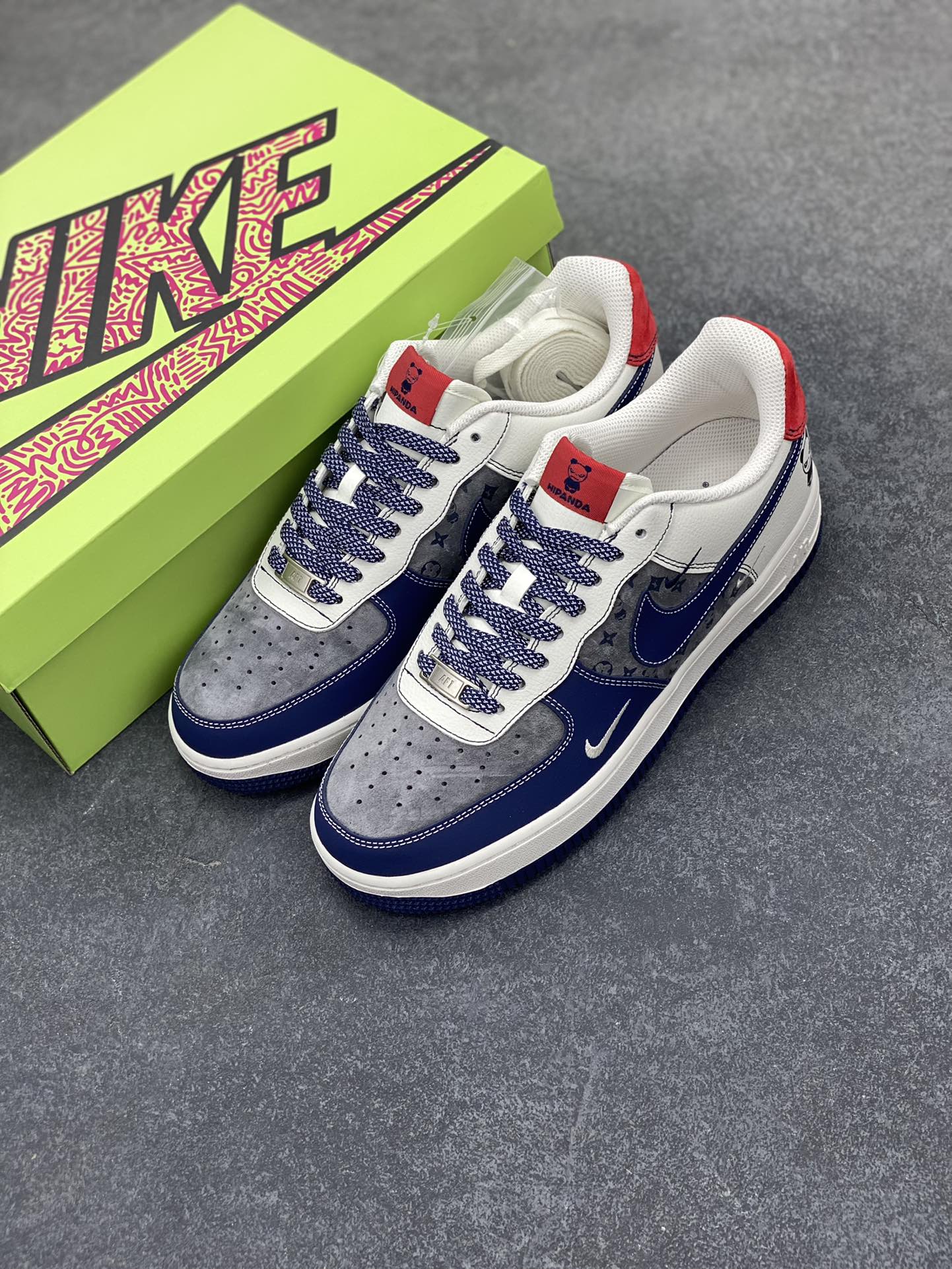 图片[8]-高端定制Nike Air Force 1 \’07 Low 暴力熊联名——— 三钩深蓝灰印花 高端定制 低帮休闲板鞋 定制鞋盒 大厂纯原品质出货 超高清洁度 皮料切割干净无任何毛边 细节完美 货号：KY8899-104 尺码：36 36.5 37.5 38 38.5 39 40 40.5 41 42 42.5 43 44 44.5 45-选品中心