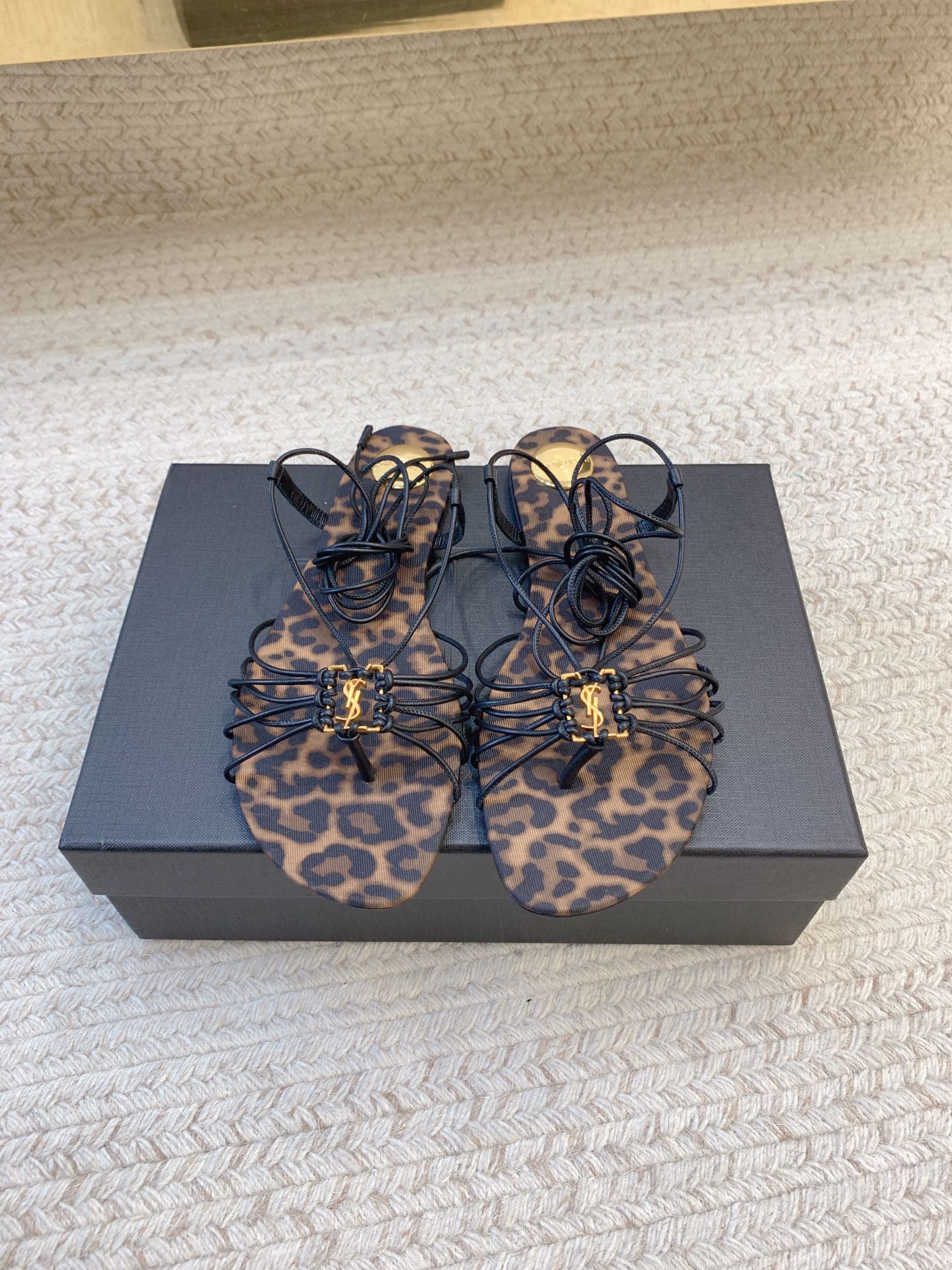 NO:927971,(High heels) SAIN* LAUREN* new strappy rope sandals, original last, top quality material, imported silk upper, imported sheepskin lining for feet, genuine leather outsole, high flat sole, 8.5cm, size 35-39 (34, 40 customized, non-returnable, non-exchangeable), sandals, saint laurent, sandals, sheepskin, real silk, Leather soles19860909（高跟） SAIN* LAUREN*新款绕带绳子凉鞋 原版套楦 顶级品质 材质 鞋面进口真丝面 垫脚进口羊皮里 大底真皮大底 跟高平底、8.5cm 码数35-39（34、40定做不退不换）,凉鞋,saint laurent,sandals,sheepskin,real silk,Leather soles,Women's Shoes
