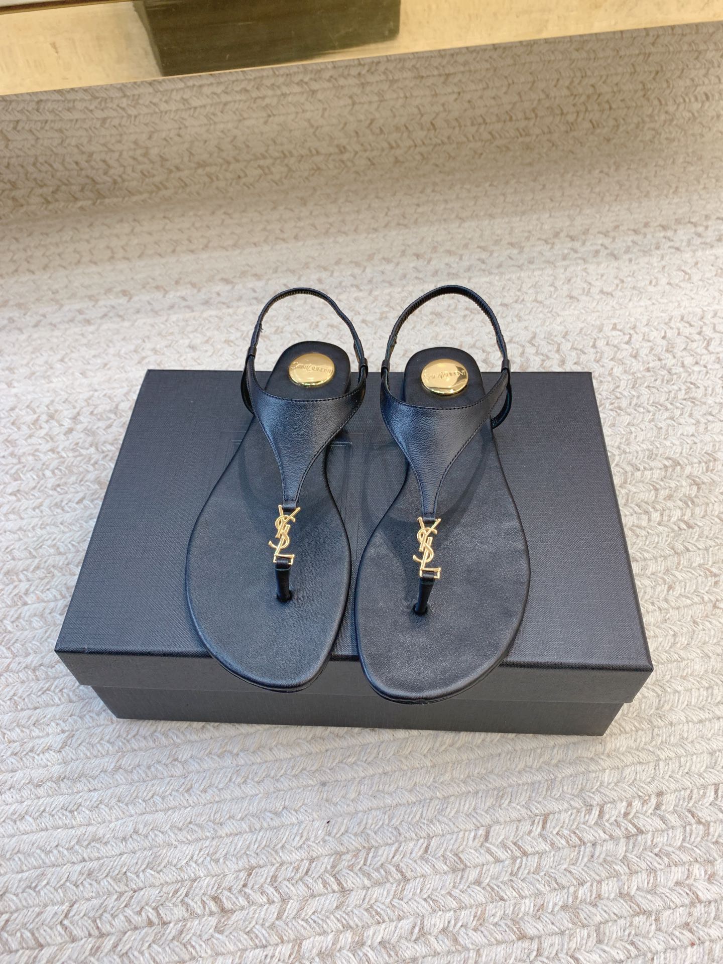 NO:928045,SAIN* LAUREN* new small logo thong sandals, original last, top quality material, imported sheepskin upper, imported sheepskin lining for feet, genuine leather outsole, size 35-39 (34, 40 customized, non-returnable, non-exchangeable), sandals, saint laurent, sandals, sheepskin, Leather soles19860909SAIN* LAUREN*新款小logo夹趾凉鞋 原版套楦 顶级品质 材质 鞋面进口羊皮 垫脚进口羊皮里 大底真皮大底 码数35-39（34、40定做不退不换）,凉鞋,saint laurent,sandals,sheepskin,Leather soles,Women's Shoes