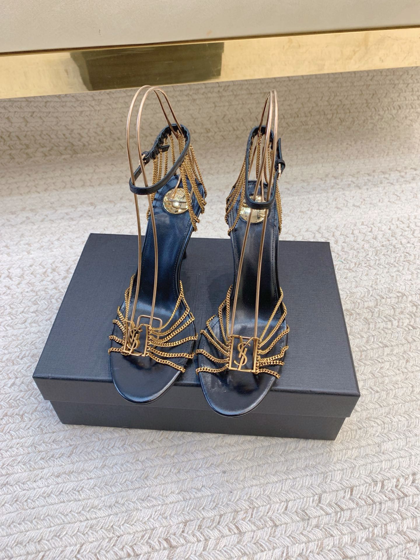NO:928021,SAIN* LAUREN* new chain sandals, original last, top quality materials, upper imported custom hardware, foot pads imported sheepskin lining, genuine leather outsole, heel height 8.5cm, size 35-39 (34, 40 customized, non-returnable, non-exchangeable), sandals, saint laurent, sandals, sheepskin, Leather soles19860909SAIN* LAUREN*新款链条凉鞋 原版套楦 顶级品质 材质 鞋面进口定制五金 垫脚进口羊皮里 大底真皮大底 跟高8.5cm 码数35-39（34、40定做不退不换）,凉鞋,saint laurent,sandals,sheepskin,Leather soles,Women's Shoes