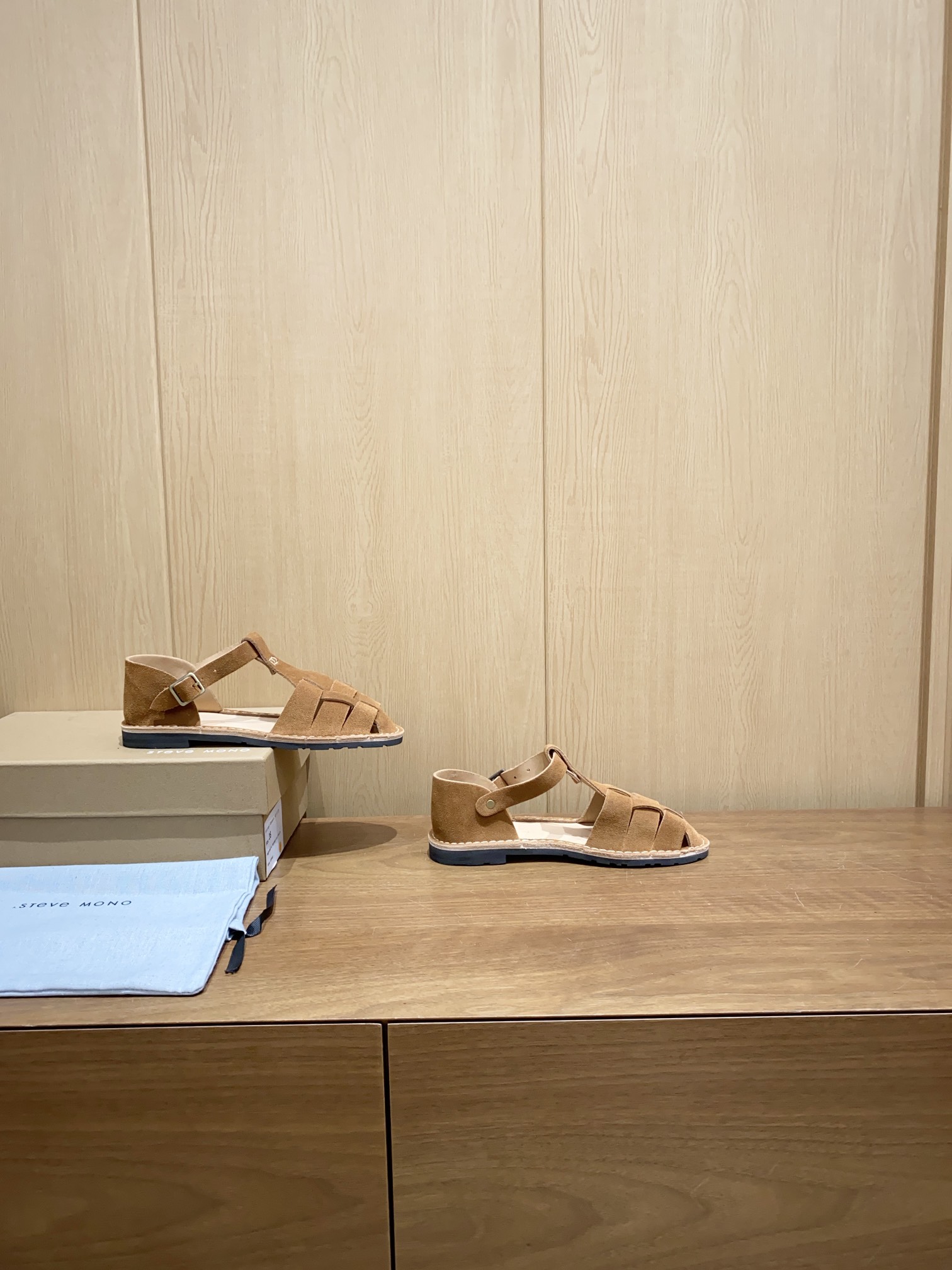 NO:246296,The Spanish niche brand steve mono, a pair of fully handmade sandals made by Goodyear. The upper is not made of glue and is fully hand-sewn. The handmade marks are full but not rough at all. It has a long-lasting texture, retro, French, and a bit boyish. It also reveals an honest retro feeling, which is both unique and comfortable!  Fabric reverse velvet cowhide/customized 2mm thickness oil wax cowhide midsole leather tree cream bar midsole, open-mouth vulcanized ultra-light rubber outsole, cnc engraved line anti-slip design, size 35-39, five-color first release, sandals, sandals, cowhide19860909西班牙小众品牌steve mono,一双采用固特异做法的全手工凉鞋,整双鞋面没有采用一点胶水,采用全手工缝制,手工痕迹满满却一点不显粗糙,有一种历久弥新的质感、复古、法式、还带点小男孩子气,同时透露着一种诚实的复古情怀,既别致又有舒适度！ 面料反绒牛皮/定制2mm厚度油蜡牛皮 中底真皮树膏皮中底 大底开模硫化超软超轻橡胶大底,cnc刻线防滑设计 码数35-39 五色首发,凉鞋,sandals,cowhide,Women's Shoes