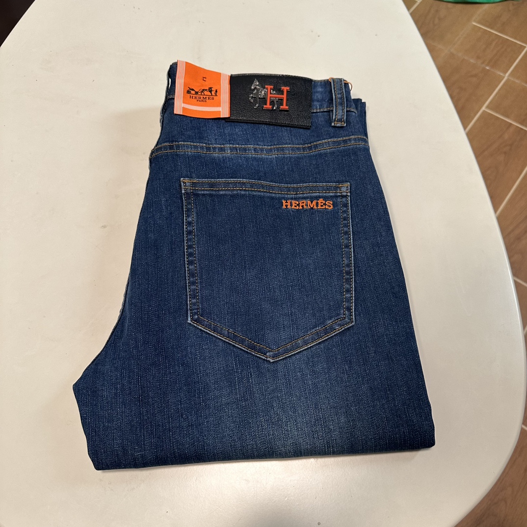 NO:150900,Hermes exclusively available for new jeans, high-end version!  Customized fabrics for counters are breathable and comfortable, with impeccable details, and the brand element design concept reflects high quality. The feel is delicate and soft!  It is casually cut, with a great upper body style!  Number of codes 29-40, hermes, jeans, alexander wang19860909爱马仕 独家专供新款 牛仔裤,高端版本！专柜定制面料 透气舒适度高,细节无可挑剔,品牌元素设计理念,体现高品质.手感细腻柔软！呈现休闲裁剪,上身版型超赞！ 码数29-40,,hermes,jeans,alexander wang,Men's clothing