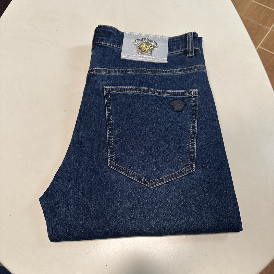 NO:141898,VS Versace exclusively for new jeans, high-end version!  Customized fabrics for counters are breathable and comfortable, with impeccable details, and the brand element design concept reflects high quality. The feel is delicate and soft!  It is casually cut, with a great upper body style!  Count 29-40, versace, jeans, alexander wang19860909VS 范思哲独家专供新款 牛仔裤,高端版本！专柜定制面料 透气舒适度高,细节无可挑剔,品牌元素设计理念,体现高品质.手感细腻柔软！呈现休闲裁剪,上身版型超赞！ 码数29-40,,versace,jeans,alexander wang,Men's clothing