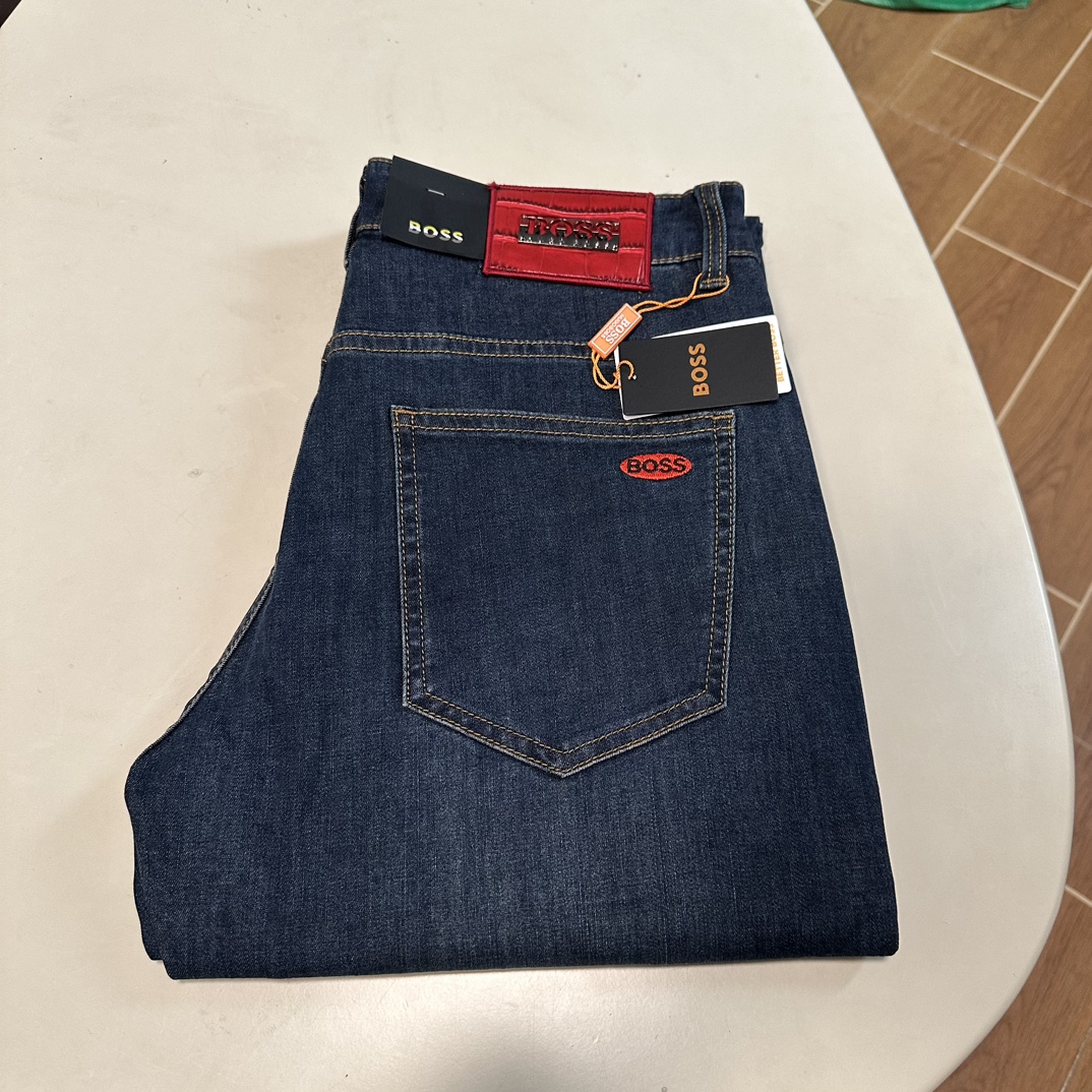 NO:141895,BOOS exclusively offers new jeans, high-end version!  Customized fabrics for counters are breathable and comfortable, with impeccable details, and the brand element design concept reflects high quality. The feel is delicate and soft!  It is casually cut, with a great upper body style!  29-40 yards, jeans,alexander wang19860909BOOS 独家专供新款 牛仔裤,高端版本！专柜定制面料 透气舒适度高,细节无可挑剔,品牌元素设计理念,体现高品质.手感细腻柔软！呈现休闲裁剪,上身版型超赞！ 码数29-40,,jeans,alexander wang,Men's clothing
