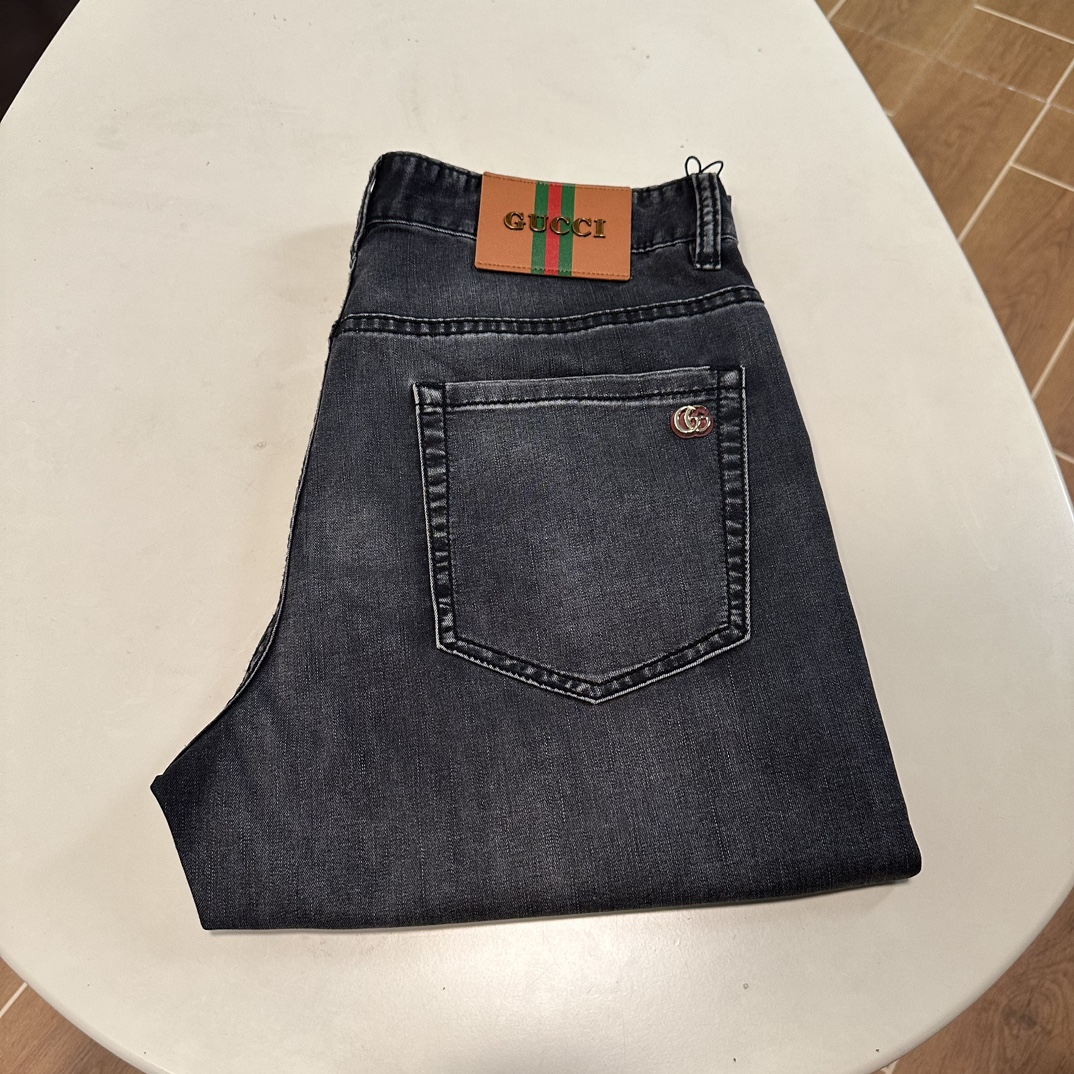 NO:139463,GU Gucci exclusively for new jeans, high-end version!  Customized fabrics for counters are breathable and comfortable, with impeccable details, and the brand element design concept reflects high quality. The feel is delicate and soft!  It is casually cut, with a great upper body style!  Number of codes 29-40, gucci, jeans, alexander wang19860909GU 古驰 独家专供新款 牛仔裤,高端版本！专柜定制面料 透气舒适度高,细节无可挑剔,品牌元素设计理念,体现高品质.手感细腻柔软！呈现休闲裁剪,上身版型超赞！ 码数29-40,,gucci,jeans,alexander wang,Men's clothing
