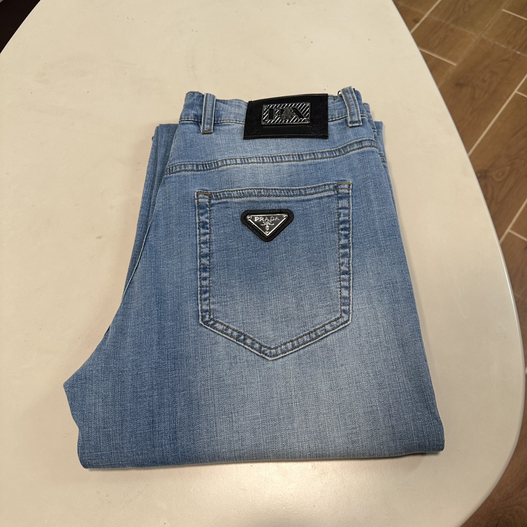 NO:150933,PRA Prada exclusively for new jeans, high-end version!  Customized fabrics for counters are breathable and comfortable, with impeccable details, and the brand element design concept reflects high quality. The feel is delicate and soft!  It is casually cut, with a great upper body style!  29-40, prada, prada, jeans, alexander wang19860909PRA 普拉达独家专供新款 牛仔裤,高端版本！专柜定制面料 透气舒适度高,细节无可挑剔,品牌元素设计理念,体现高品质.手感细腻柔软！呈现休闲裁剪,上身版型超赞！ 码数29-40,,prada,prada,jeans,alexander wang,Men's clothing