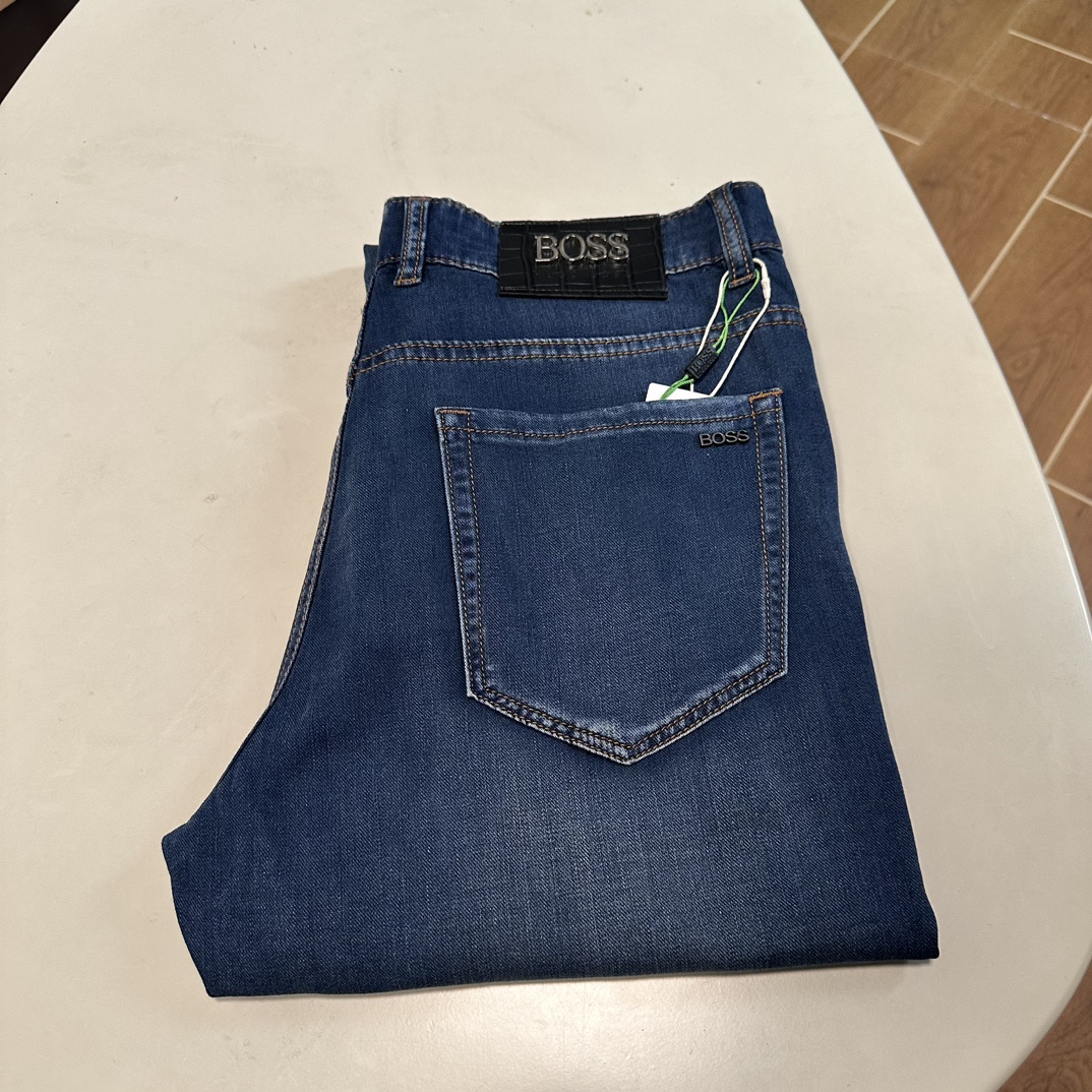 NO:150927,BOOS exclusively offers new jeans, high-end version!  Customized fabrics for counters are breathable and comfortable, with impeccable details, and the brand element design concept reflects high quality. The feel is delicate and soft!  It is casually cut, with a great upper body style!  29-40 yards, jeans,alexander wang19860909BOOS 独家专供新款 牛仔裤,高端版本！专柜定制面料 透气舒适度高,细节无可挑剔,品牌元素设计理念,体现高品质.手感细腻柔软！呈现休闲裁剪,上身版型超赞！ 码数29-40,,jeans,alexander wang,Men's clothing