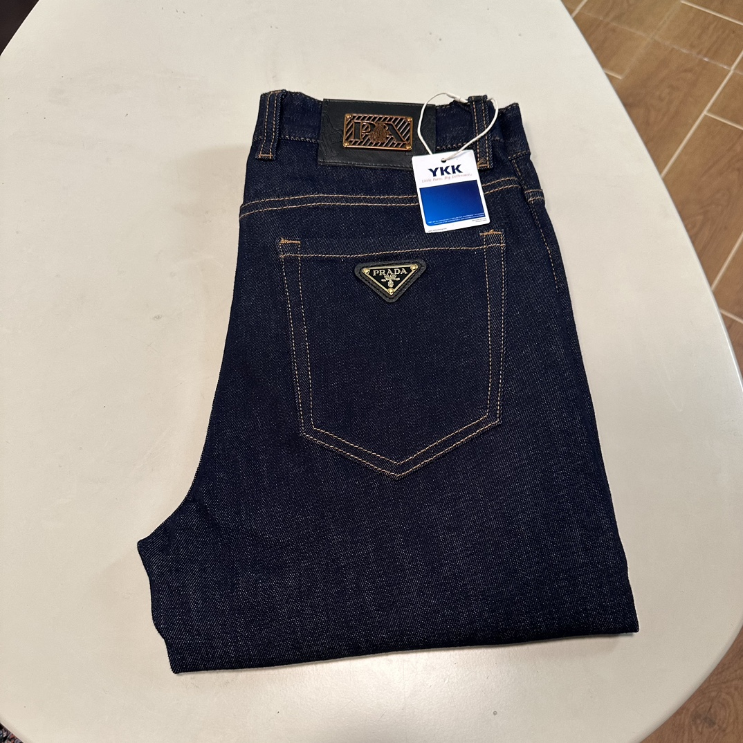 NO:150921,PRA Prada exclusively for new jeans, high-end version!  Customized fabrics for counters are breathable and comfortable, with impeccable details, and the brand element design concept reflects high quality. The feel is delicate and soft!  It is casually cut, with a great upper body style!  29-40, prada, prada, jeans, alexander wang19860909PRA 普拉达独家专供新款 牛仔裤,高端版本！专柜定制面料 透气舒适度高,细节无可挑剔,品牌元素设计理念,体现高品质.手感细腻柔软！呈现休闲裁剪,上身版型超赞！ 码数29-40,,prada,prada,jeans,alexander wang,Men's clothing