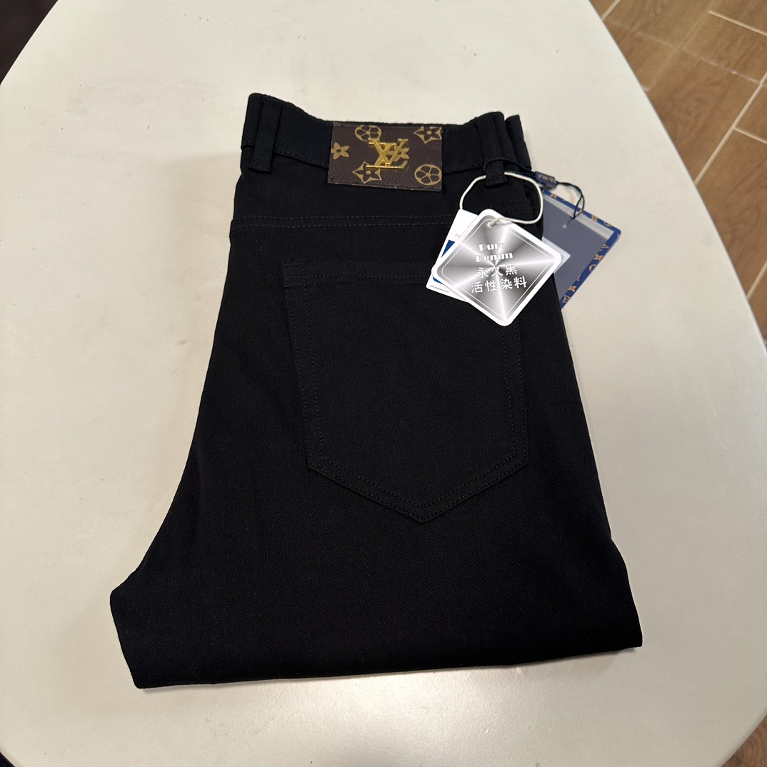 NO:150915,LV Louis Vuitton exclusively for new jeans, high-end version!  Customized fabrics for counters are breathable and comfortable, with impeccable details, and the brand element design concept reflects high quality. The feel is delicate and soft!  It is casually cut, with a great upper body style!  29-40, louis vuitton,louis vuitton,jeans,alexander wang19860909LV 路易威登 独家专供新款 牛仔裤,高端版本！专柜定制面料 透气舒适度高,细节无可挑剔,品牌元素设计理念,体现高品质.手感细腻柔软！呈现休闲裁剪,上身版型超赞！ 码数29-40,,louis vuitton,louis vuitton,jeans,alexander wang,Men's clothing