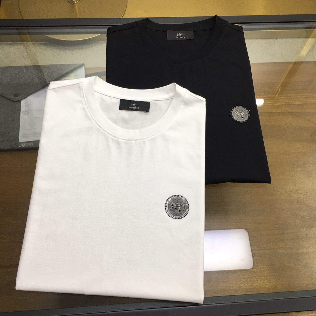 NO:466820,[Original] 2025 new casual round neck short-sleeved T-shirt, foreign trade and trading company products, heavy recommendations, brand original, perfect and first-class quality!  A single item with a strong sense of craftsmanship and design, bringing fashion aesthetics to the extreme, it is quite artistic, and it is customized with imported double mercerizing materials!  The fabric is soft and comfortable!  The details are in place, and the construction is very unique and clever, and the whole body is clean and neat, and the lines are simple and elegant. It is suitable to wear a base alone!  Color: White Black Number of codes: M-4XL [Please report height and weight by placing an order]., T-shirt,tees, t-shirt,alexander wang19860909【始祖】 2025新品休闲圆领短袖T恤,外贸贸易公司货,重磅推荐,品牌原产 品相完美一流！工艺设计感超强的一款单品,将时装美学发挥到极致,相当有意境,定制进口双丝光材质！面料柔软舒适！细节设计到位,非常别致巧妙的构建,通体干净利落,线条感简洁大方.单穿打底皆宜！ 颜色:白色 黑色 码数:M-4XL【下单请报身高体重】.,,T-shirt,tees，t-shirt,alexander wang,Men's clothing