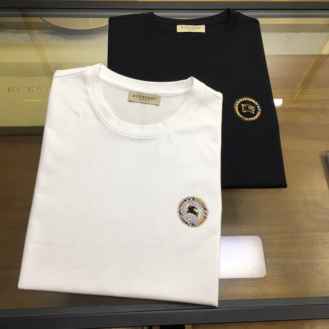 NO:466828,【Burebr..y】 2025 new casual round neck short-sleeved T-shirt, foreign trade and trading company products, heavy recommendations, brand original, perfect and first-class quality!  A single item with a strong sense of craftsmanship and design, bringing fashion aesthetics to the extreme, it is quite artistic, and it is customized with imported double mercerizing materials!  The fabric is soft and comfortable!  The details are in place, and the construction is very unique and clever, and the whole body is clean and neat, and the lines are simple and elegant. It is suitable to wear a base alone!  Color: White Black Number of codes: M-4XL [Please report height and weight by placing an order]., burberry, T-shirt,tees, t-shirt,alexander wang19860909【Burebr..y】 2025新品休闲圆领短袖T恤,外贸贸易公司货,重磅推荐,品牌原产 品相完美一流！工艺设计感超强的一款单品,将时装美学发挥到极致,相当有意境,定制进口双丝光材质！面料柔软舒适！细节设计到位,非常别致巧妙的构建,通体干净利落,线条感简洁大方.单穿打底皆宜！ 颜色:白色 黑色 码数:M-4XL【下单请报身高体重】.,,burberry,T-shirt,tees，t-shirt,alexander wang,Men's clothing