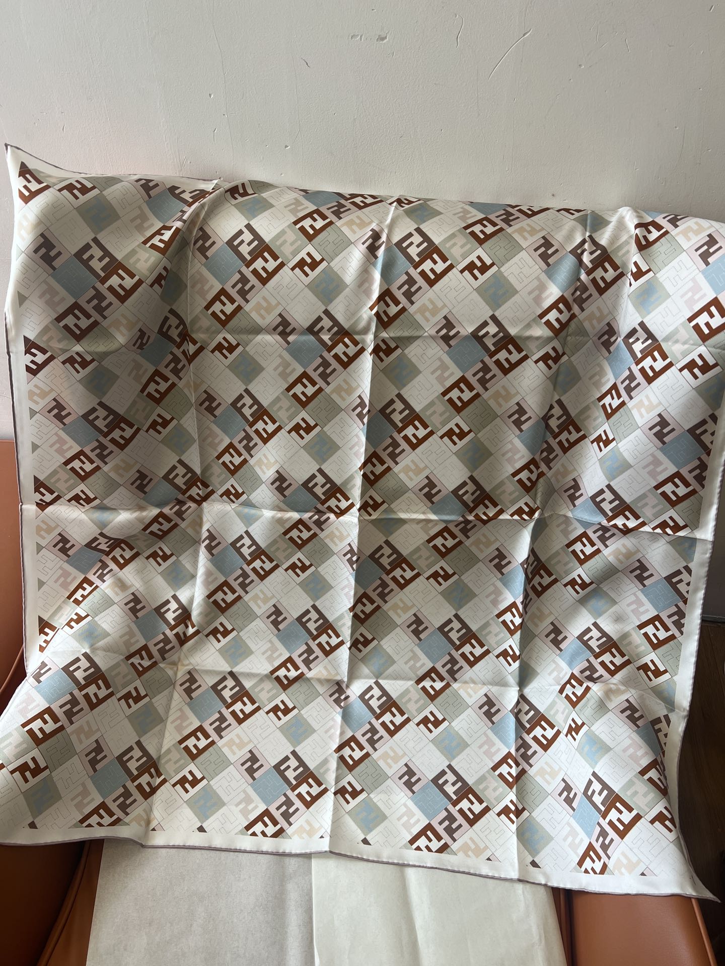 价格(不含包装)
最爱FD的老花，无比诱人！
此方形围巾选用有机桑蚕丝斜纹布材质。定制几何形状图案和浅绿