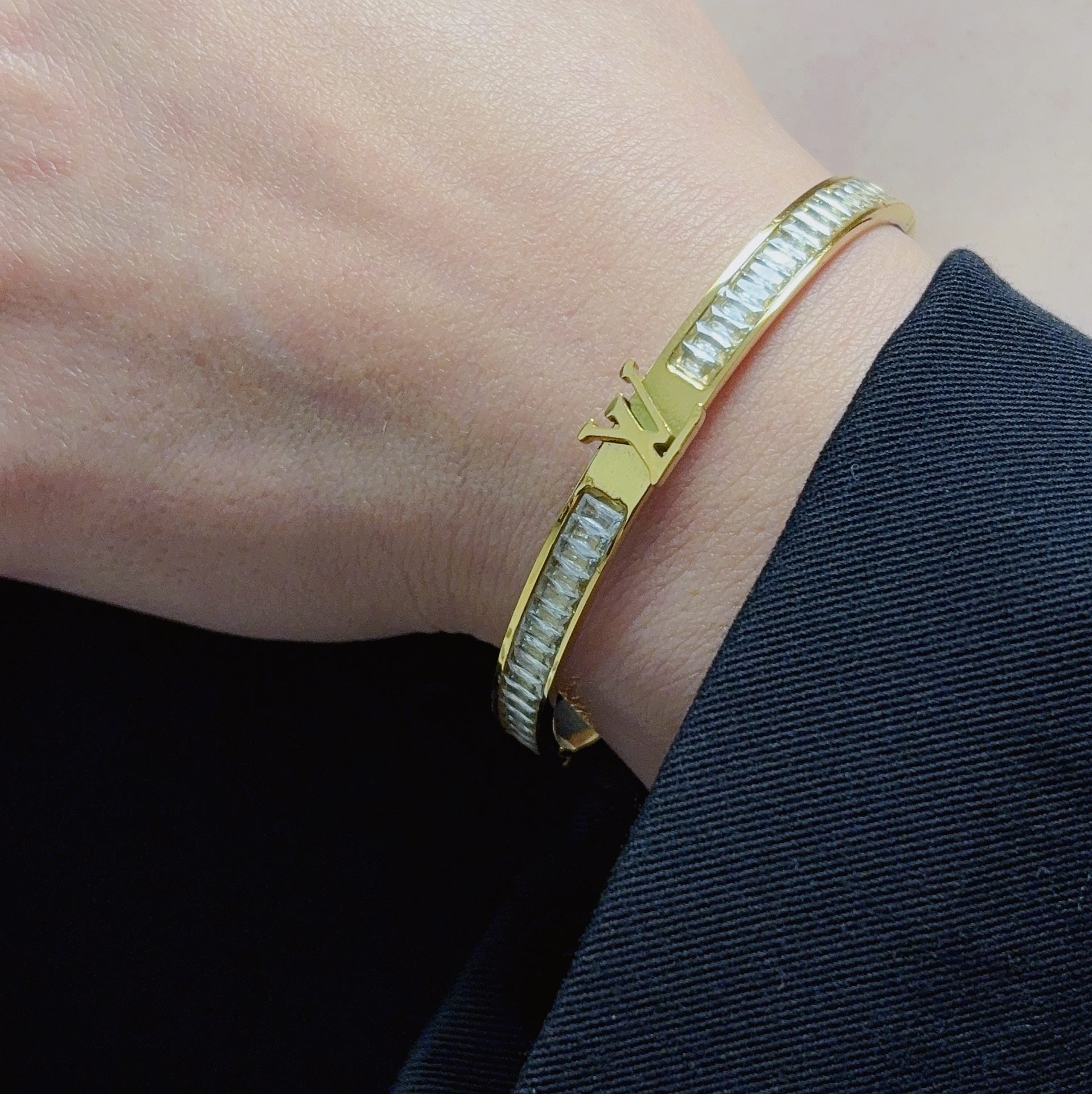 NO:110636,New product, original single product, LV neutral white full diamond bracelet, Louis Vuitton, Louis Vuitton, counter consistent material, hot products shipped, unique design, retro avant-garde. The bracelet 14K seiko color protection version has been loved by MM since its launch. Every color has its unique brilliance!  The effect is very good!  The smallest one!  More durable than ordinary models, beautiful skin tone, fine jewelry, louis vuitton, louis vuitton, louis vuitton, bracelet19860909新品 原单货 LV中性款白满钻手镯Louis Vuitton 路易威登 专柜一致材质 火爆款出货 设计独特 复古前卫.手镯14K精工保色版 从上市以来一直深受MM喜爱每一种颜色都有它独一无二的光彩！上手效果非常好看！最细小的一款！比普通款更耐看显肤色白皙,饰品精品,louis vuitton,louis vuitton,louis vuitton,bracelet,Jewelry