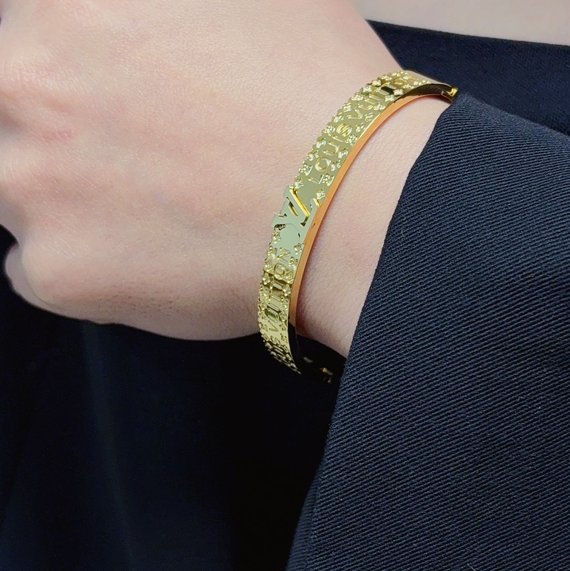 NO:110640,New product, original single product, LV printed carved four-leaf clover neutral gold bracelet Louis Vuitton, Louis Vuitton, counter consistent material, hot products shipped, unique design, retro avant-garde. The bracelet 14K seiko color protection version has been loved by MM since its launch. Every color has its unique brilliance!  The effect is very good!  The smallest one!  More durable than ordinary models, beautiful skin tone, fine jewelry, louis vuitton, louis vuitton, louis vuitton, bracelet19860909新品 原单货 LV印花雕刻四叶草中性款金色手镯Louis Vuitton 路易威登 专柜一致材质 火爆款出货 设计独特 复古前卫.手镯14K精工保色版 从上市以来一直深受MM喜爱每一种颜色都有它独一无二的光彩！上手效果非常好看！最细小的一款！比普通款更耐看显肤色白皙,饰品精品,louis vuitton,louis vuitton,louis vuitton,bracelet,Jewelry