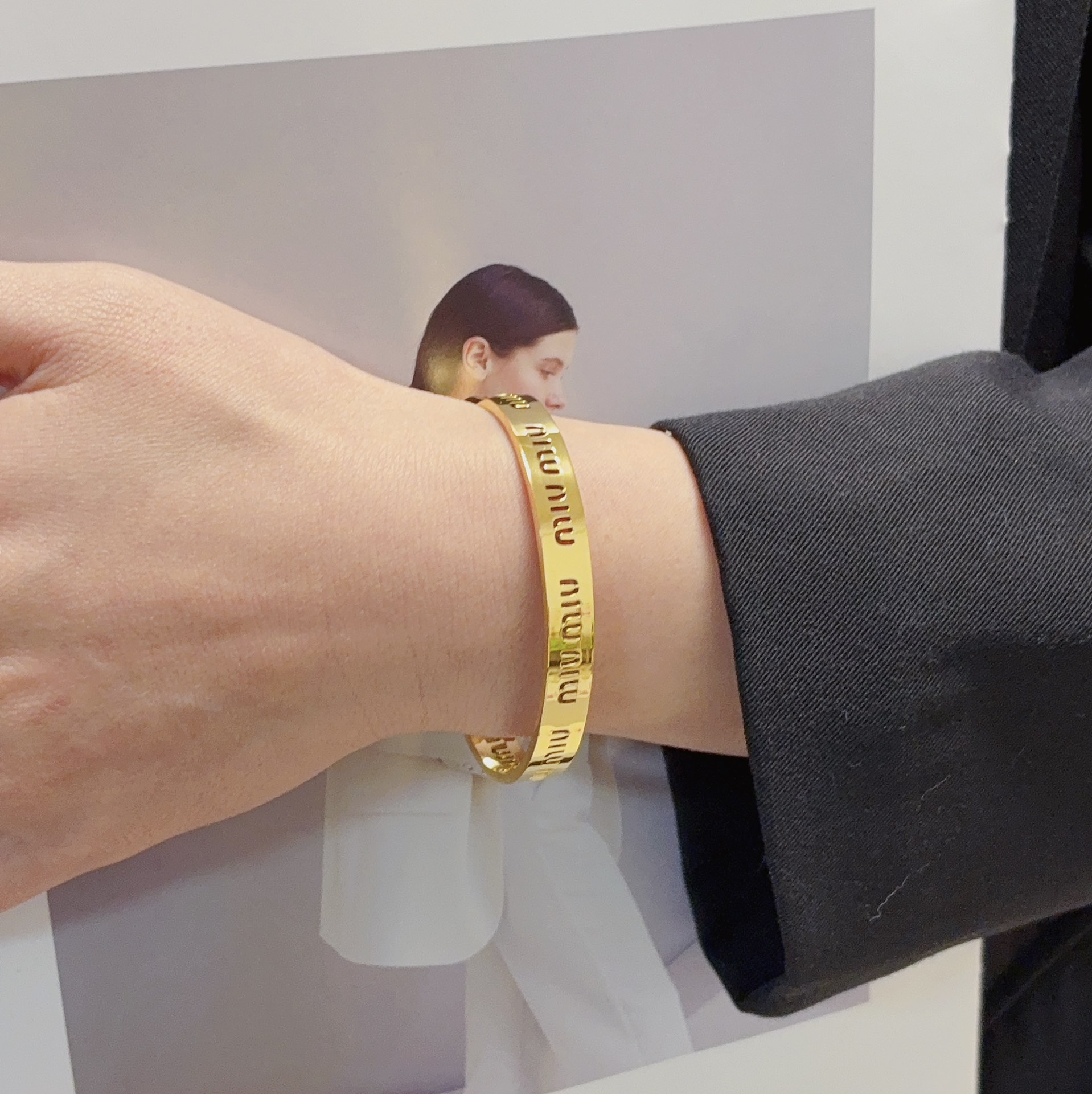 NO:110642,Miumiu Miu New hollow opening bracelet high-end customized exquisite small items must be found. You can wear it all year round and improve the clothing quality in details to enhance the texture. Elegant temperament, fashionable and exquisite collection style, daily commuting exquisite, jewelry quality, miumiu, bracelet19860909miumiu缪缪 新款镂空开口手镯高级定制精致小物件必备 一年四季都可配戴细节中提升衣品 提升质感 优雅气质时髦精收藏款日常通勤精致,饰品精品,miumiu,bracelet,Jewelry