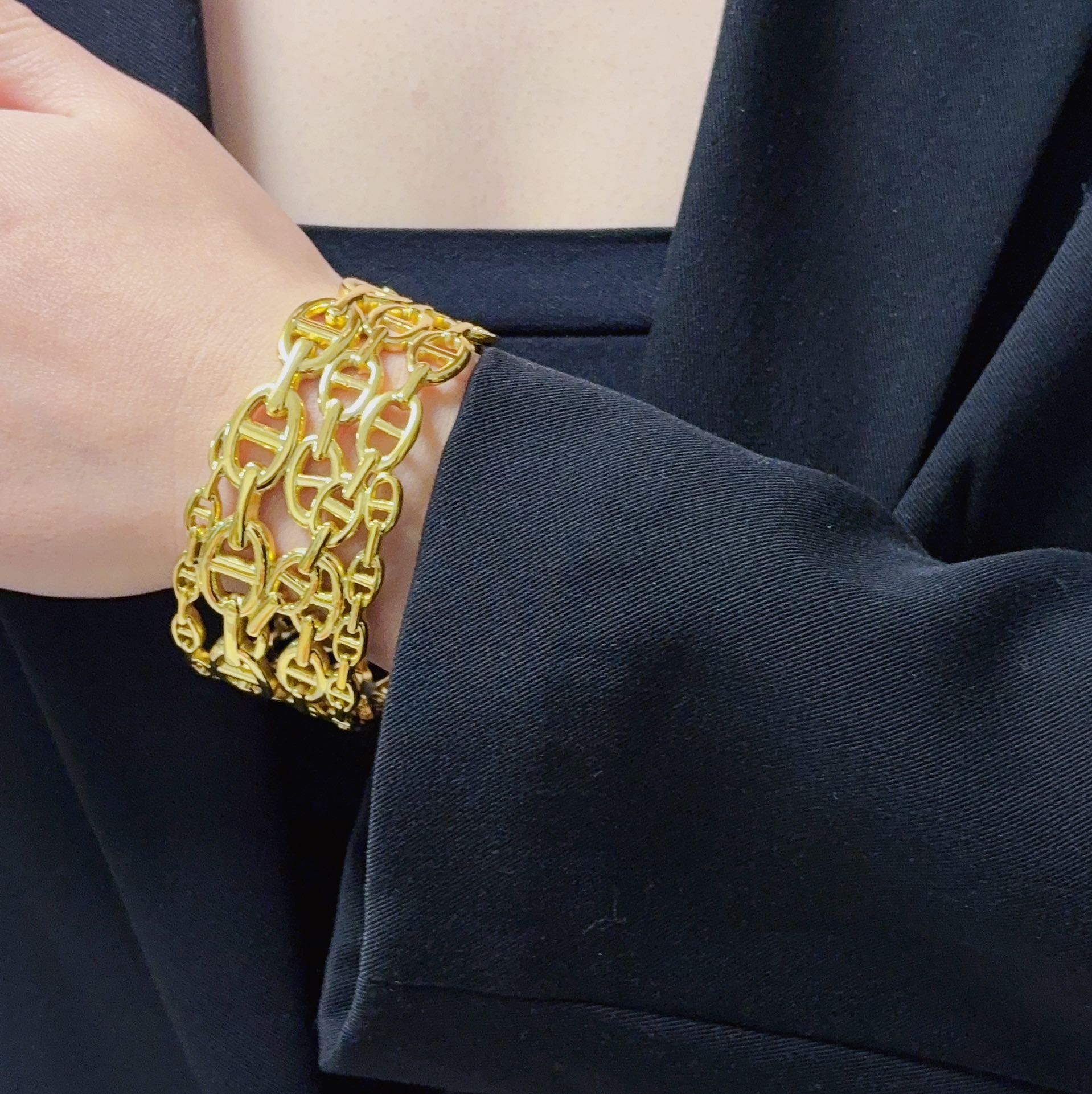 NO:110644,The new high-quality Hermes bracelet with pig nose wide version thick precision version has been loved by MM since its launch. Every color has its unique brilliance!  The effect is very good!  The widest one!  More durable than ordinary models, skin color, suitable for all occasions, high-quality jewelry, hermes, hermes, bracelet19860909新款高品质爱马仕Hermes手镯猪鼻子宽版厚实精工版 从上市以来一直深受MM喜爱每一种颜色都有它独一无二的光彩！上手效果非常好看！最宽一款！比普通款更耐看显肤色白皙各种场合都适合,饰品精品,hermes,hermes,bracelet,Jewelry