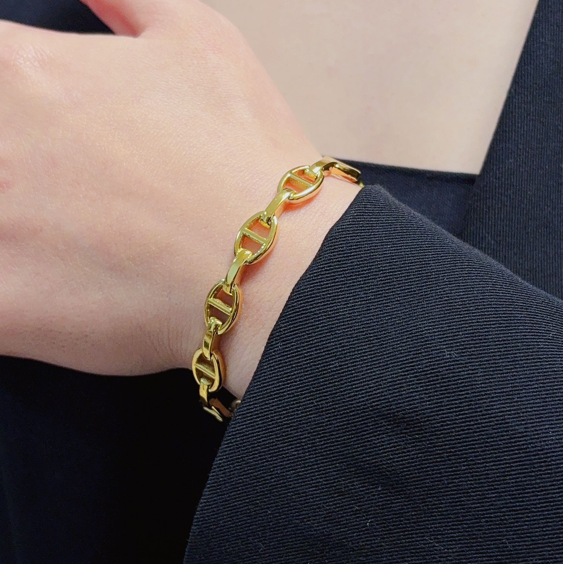 NO:110645,The new high-quality Hermes Hermes bracelet with a thick pig nose is a fine workmanship version. Since its launch, it has been loved by MM. Every color has its unique brilliance!  The effect is very good!  The smallest one!  More durable than ordinary models, skin color, suitable for all occasions, high-quality jewelry, hermes, hermes, bracelet19860909新款高品质爱马仕Hermes手镯猪鼻子厚实精工版 从上市以来一直深受MM喜爱每一种颜色都有它独一无二的光彩！上手效果非常好看！最细小一款！比普通款更耐看显肤色白皙各种场合都适合,饰品精品,hermes,hermes,bracelet,Jewelry