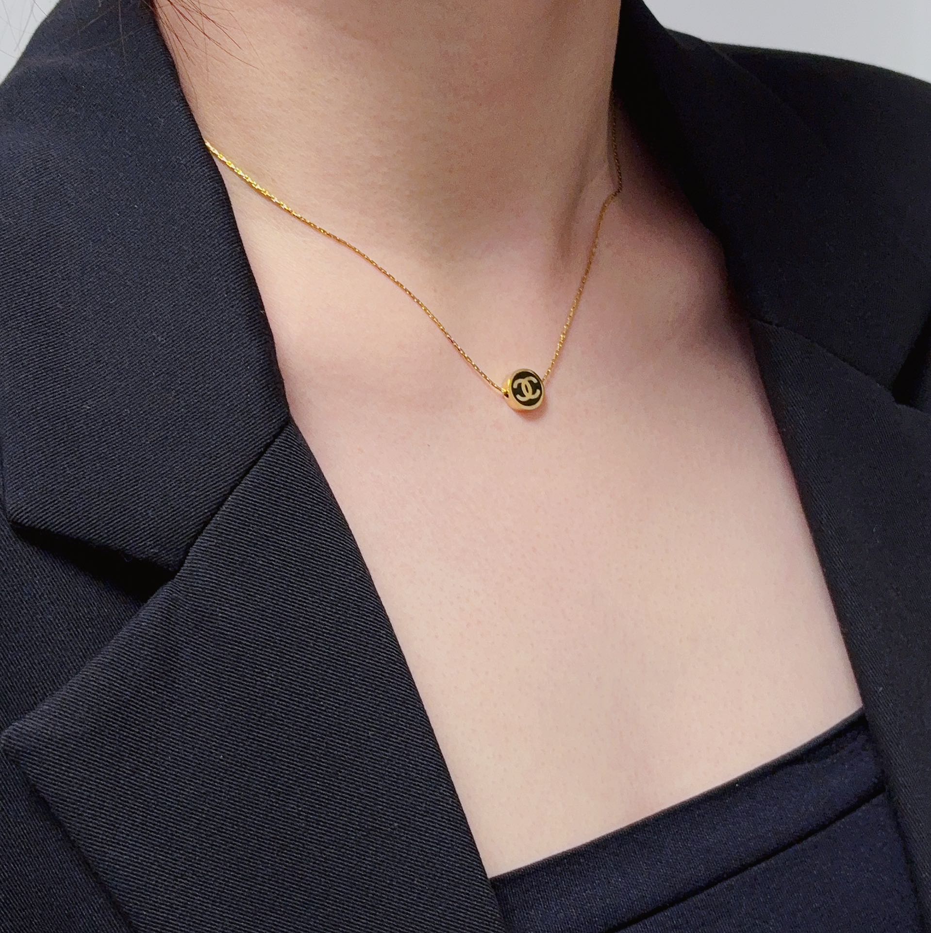 NO:110646,Chanel Chanel's latest stainless steel color-retaining black and white two-sided fine necklace is very personalized, the versatile style is very special, the overall details are very surprising, the design is full of sense, not only bringing personal confidence and taste, but the style is elegant and fashionable, highlighting the elegant French atmosphere, and meticulous details make it more attractive to wear. The jewelry is boutique, chanel, chanel, necklace19860909香奈儿Chanel最新款精钢保色黑白两面细项链超个性,百搭款特别特别赞,整体细节非常令人惊喜,设计感十足,不仅带出个人自信及品味,款式典雅而时尚,突显法式高雅气息,加上一丝不苟的细节,使得佩戴起来更具吸引力,饰品精品,chanel,chanel,necklace,Jewelry