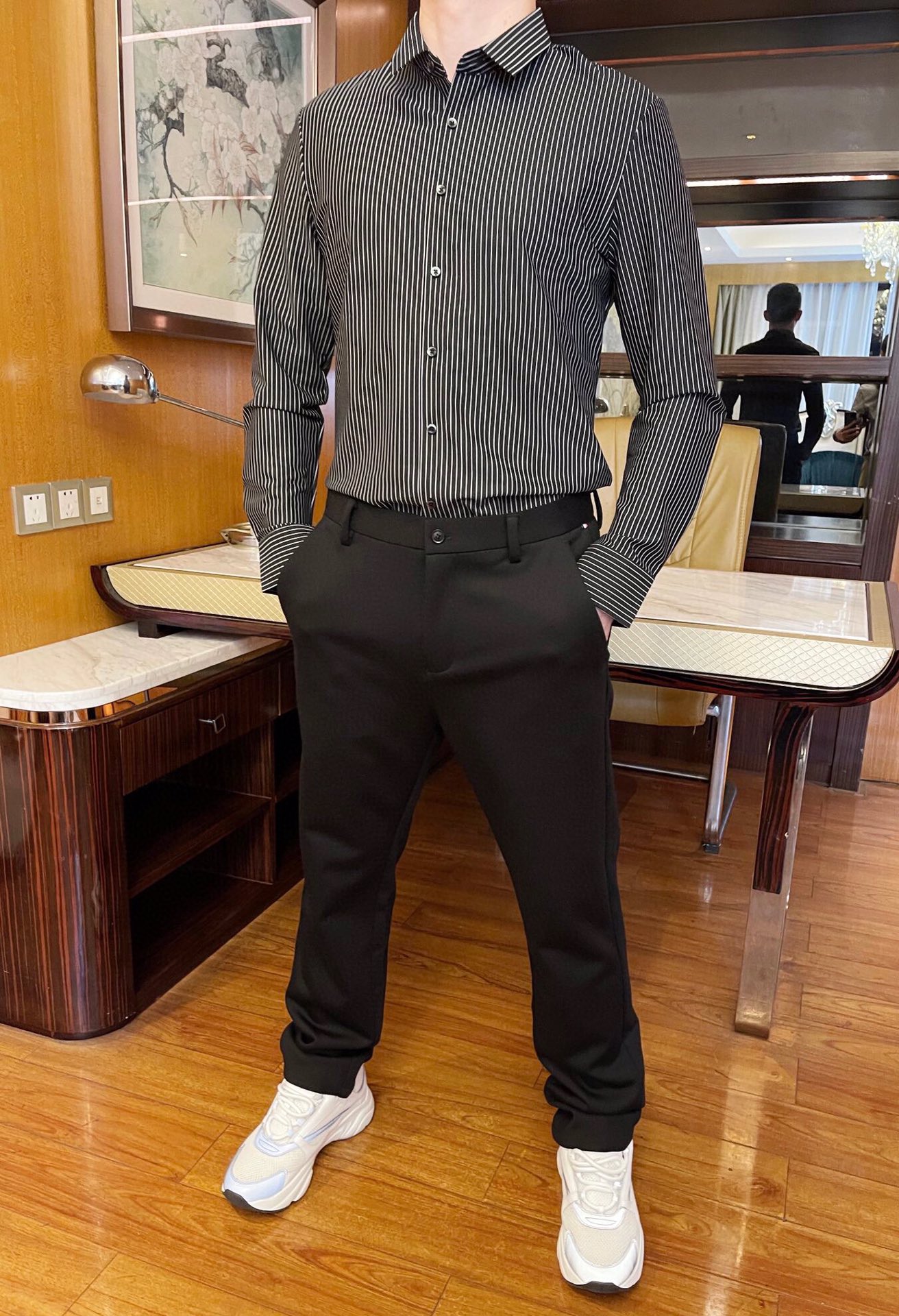 NO:136682,Jenia-2025 counter latest hot-selling shirts are shipped, and European and American counters are popular!  Selected Italian imported tensile   recycled fiber with the latest design, contrasting stripes show elegance, business and casual quality. Number 48-56 (model 173/130 wears 48, with Hong Kong Lane Crawford gift box packaging), zegna, alexander wang19860909杰尼亚-2025专柜最新爆款衬衣黑色出货 欧美专柜热销单品！精选意大利进口天丝 再生纤维搭配最新的设计,撞色条纹相当彰显雅致 商务休闲精品.码数48-56（模特173/130穿48、配香港连卡佛礼盒包装）,,zegna,alexander wang,Men's clothing