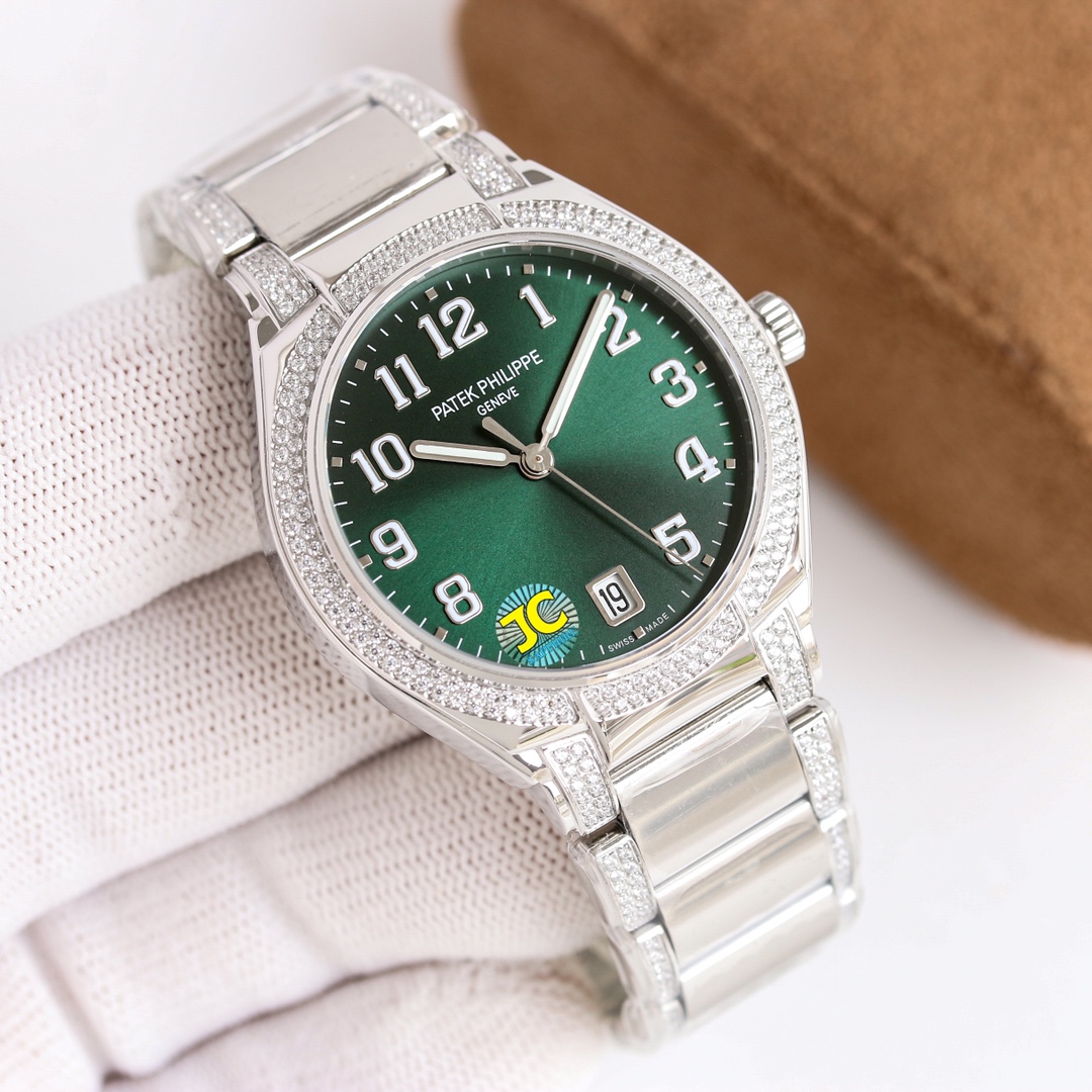 NO:149204,Patek Philippe TWENTY ~ 4 series flash debut. The original portable leather case is given as a rectangular case. The size is 36mm and the same as the genuine product. The bezel and lugs are synchronized and stepped high and low, making it more distinct. The movement 324SC automatic winding movement. The original dial is synchronized with 6-color sun-glow pattern digital dial and is more eye-catching. The diamond inlay uses a dentelle lace inlay process and is inlaid with 160 Orbo diamonds. The bracelet 316L polished stainless steel bracelet has a coordinated case on the side, and is matched with Kara Tableware patented folding buckle, Patek philippe19860909百达翡丽 TWENTY～4系列闪爆登场.赠原装便携皮盒 表壳一体式矩型表壳. 尺寸36mm与正品一致. 表圈及表耳原装同步阶梯式高低位处理,更显层次分明. 机芯324SC自动上弦机芯. 表盘原装同步6色日辉纹数字面盘更显醒目闪耀. 镶钻采用无边框（dentelle）蕾丝镶嵌工艺错层镶嵌160颗奥宝水钻. 表链316L抛光精钢表链侧边高低位协调表壳,搭配卡拉桌华专利折叠式表扣,,patek philippe,Watch