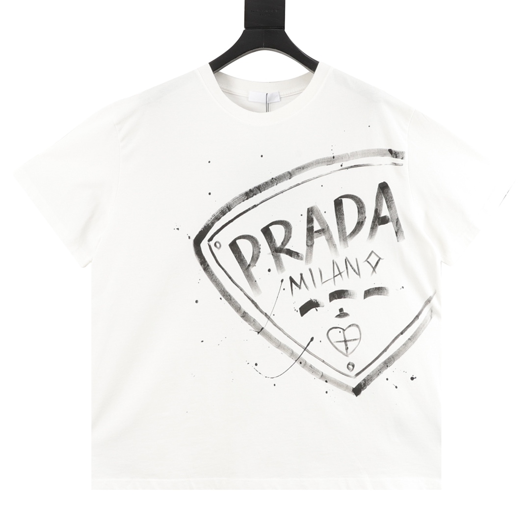 Prada/Prada Letras pintadas a mano en agua degradada, cuello redondo y manga corta. Tejido de algodón de punto de alto …
