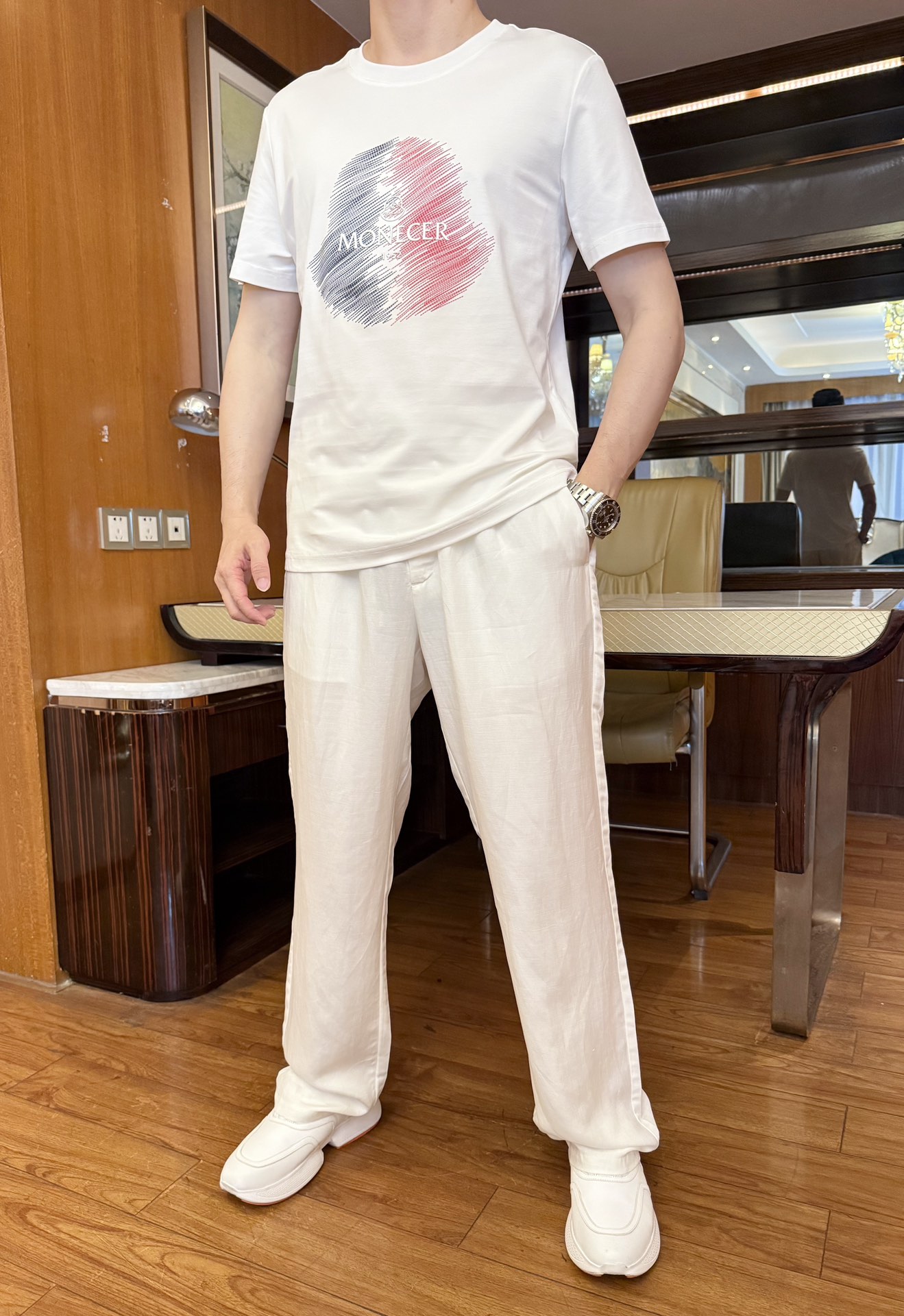 NO:136687,The latest hot T-shirts in the counter in 2025 are shipped, and the most popular items in European and American counters are sold!  Selected Italian imported fine cotton fabrics with fashionable designs, exquisite brand logo on the chest to show the charm You are definitely worthy of having. Number 48-56 (model 173/130 wears 48, with Hong Kong Lane Crawford gift box packaging), Moncler,tees, t-shirt,alexander wang19860909蒙口-2025专柜最新爆款T恤出货 欧美专柜热销单品！精选意大利进口精棉面料搭配时尚的设计,胸前精致的品牌标志彰显韵味 您绝对值得拥有.码数48-56（模特173/130穿48,配香港连卡佛礼盒包装）,,Moncler,tees，t-shirt,alexander wang,Men's clothing