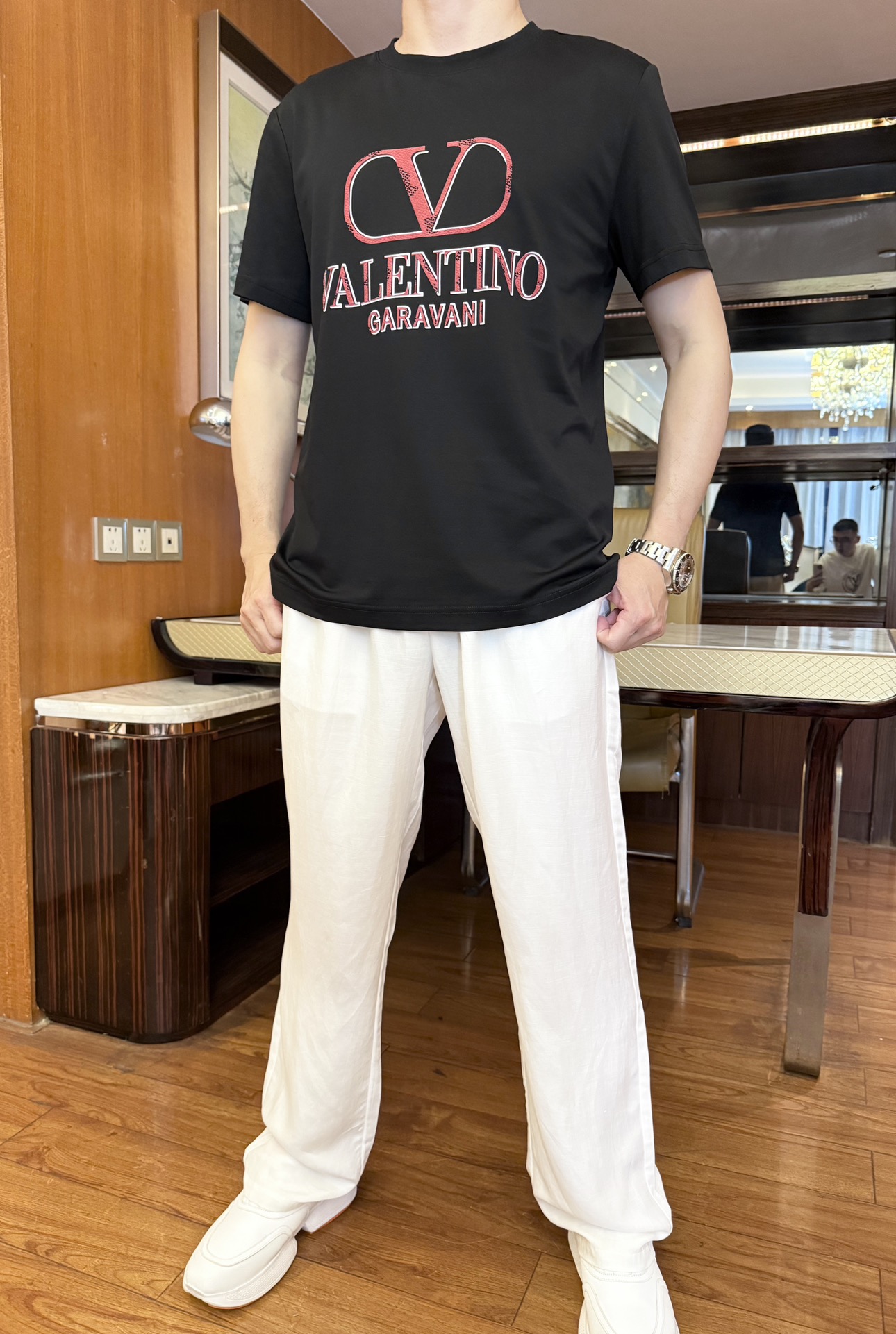 NO:136678,Valentino - The latest hot T-shirts in 2025 counters are shipped, and hot-selling items in European and American counters!  Selected Italian imported fine cotton fabrics with fashionable designs, exquisite brand logos on the chest to show the charm You are definitely worthy of having. Number 48-56 (model 173/130 wears 48, with Hong Kong Lane Crawford gift box packaging), valentino,tees, t-shirt,alexander wang19860909华伦天奴-2025专柜最新爆款T恤出货 欧美专柜热销单品！精选意大利进口精棉面料搭配时尚的设计,胸前精致的品牌标志彰显韵味 您绝对值得拥有.码数48-56（模特173/130穿48,配香港连卡佛礼盒包装）,,valentino,tees，t-shirt,alexander wang,Men's clothing