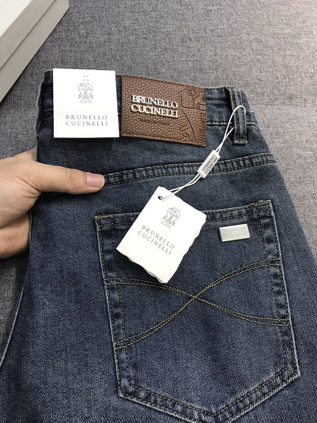 NO:136902,[New Product] BC men's high-end business casual denim jeans, Shanghai trading company orders, pure blood quality, 25-year spring and summer new products, officially sold simultaneously!  The top popular products of the year!  !  !  Fashion with typical Italian style is quite exquisite in fabric selection and craftsmanship, which is very consistent with the aesthetic tone of BC, low-key and luxurious, elegant and noble. The brand logo at the front pocket is a soul-like existence, which boasts identity, and the back waist-blade-colored cowhide leather brand elements also represent the iconic design, which enriches the vision and brings the sense of fashion!  Customer-supplied high-quality imported denim original color fabric, specially selected Italian pure 12.5 oz denim fabric, heavy environmentally friendly plant enzyme washing process, the texture has a light retro color, which transforms the original indigo blue color very well, and is very suitable for spring and summer color matching. The fabric is soft and delicate after washing, but has a strong sense of muscles and bones, providing an excellent comfort experience!  Denim in this color is the most compatible item, very versatile, irrelevant to seasonality, easy to sweep all kinds of wardrobe tops, can be used for business commuting and leisure, first-class tailoring, excellent hip lifting and slimming effect, excellent quality, high-quality and style 