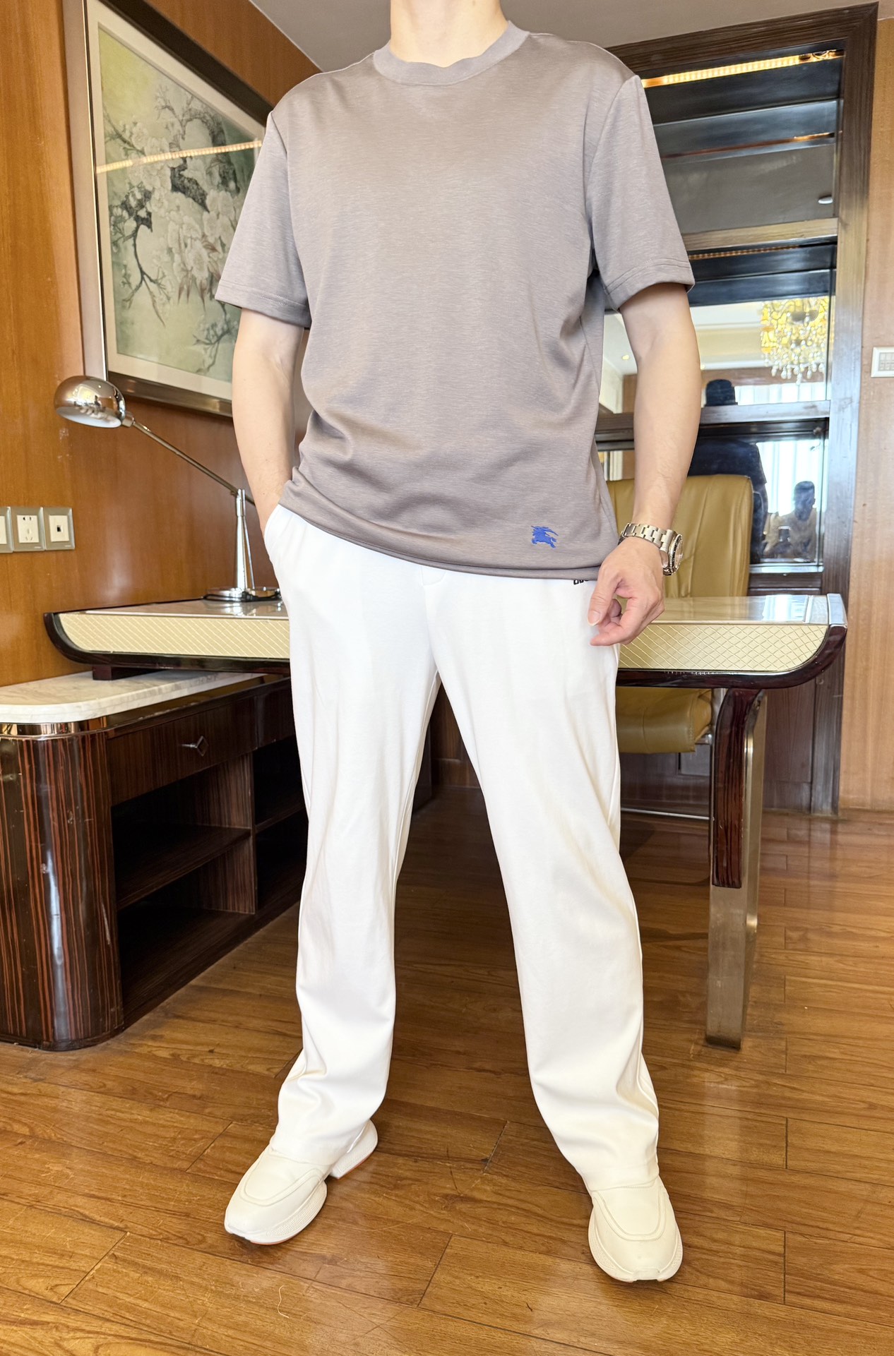 NO:136681,Burberry-2025 latest round neck T-shirt shipment, hot-selling items in European and American counters!  Selected Italian imported silk cotton, matched with the latest design, the Pegasus logo at the waist shows fashion, the base and outerwear look very good. The number of codes is 48-56 (model 173/130 wears 48, with Hong Kong Lane Crawford gift box packaging), tees, t-shirt, alexander wang19860909博柏利-2025最新圆领T恤出货 欧美专柜热销单品！精选意大利进口天丝棉,搭配最新的设计,腰间的飞马标志彰显时尚 打底和外穿都相当好看.码数48-56（模特173/130穿48,配香港连卡佛礼盒包装）,,tees，t-shirt,alexander wang,Men's clothing