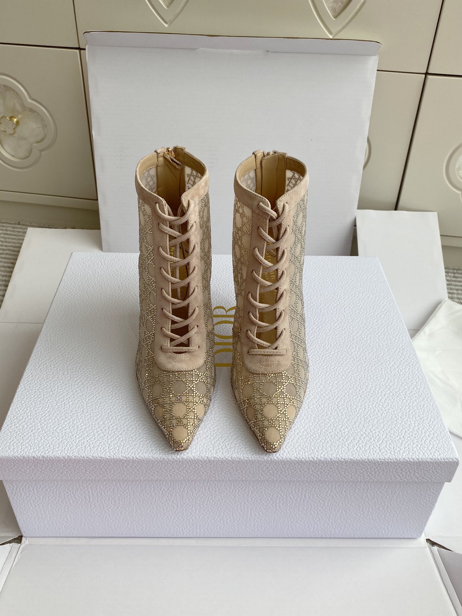 NO:543252,Batch (Original Airplane Box Packaging) Purchase grade Dior ~ 25ss Spring and Summer Capture Series Mesh Diamond-Faced High Heeled Boots Ankle Boots Materials and crafts Main body Original suede leather/Technical fabric/Imitation crystal Lining suede sheepskin/Technical fabric Adjustable straps, rear zipper closure 40cm comma heel Cowhide leather sole is decorated with lucky star symbol Size35-42 (40/41/42 Customized non-returning), boots, dior, dior, boots, cowhide, sheepskin19860909批（原版飞机盒包装） 代购级Dior 迪奥～25ss春夏Capture系列网纱钻面高跟短靴·及踝靴 材料与工艺 主体原版绒面皮革/科技面料/仿水晶 里料绒面羊皮革/科技面料 可调节系带,后侧拉链开合 40cm逗号跟 牛皮革鞋底饰以幸运星符号 Size35-42（40/41/42定做不退换）,靴子,dior,dior,boots,cowhide,sheepskin,Women's Shoes