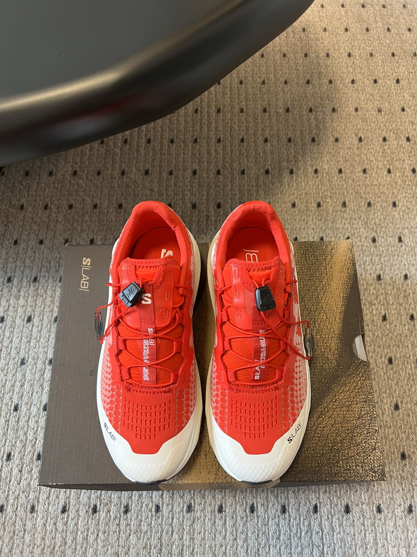 NO:388702,Top version Salomon S/Lab Ultra Glide off-road lightweight running shoes Sport shoes Salomon's latest carbon-free thick-soled trail running shoes may be the most ss/lab innovative shoe in recent days. The wavy sole relieves the pressure on the feet during super long distances; the midsole adopts a sandwich structure, and the outer energy foam is embedded with a supercritical energy foam plus foam (Salomon finally uses supercritical!) The midsole extends at the ankle is taller and more aggressive than the genesis, tightly wrapping the ankle to provide stability. The outsole is super lightweight!  Women's size 35-40 (40 custom-made without return and exchange) Men's size 40-45 (45 custom-made without return and exchange), casual shoes/sports shoes, sneakers19860909顶级版本 萨洛蒙Salomom S/Lab Ultra Glide越野轻便跑鞋 运动鞋 Salomon最新的无碳板厚底越野跑鞋,可能是近来最具ss/lab创新精神的鞋款.波浪大底 relieve sphere 能缓解超长距离时双脚的压力；中底采用三明治结构,外层的energy foam 内嵌一块超临界 energy foam plus 泡棉 (Salomon终于用上了超临界！）脚踝处上延的中底比genesis更高更激进,紧紧包裹脚踝提供稳定性. 大底超轻便！ 女码35-40（40定制不退换） 男码40-45（45定制不退换）,休闲鞋/运动鞋,sneakers,Women's Shoes