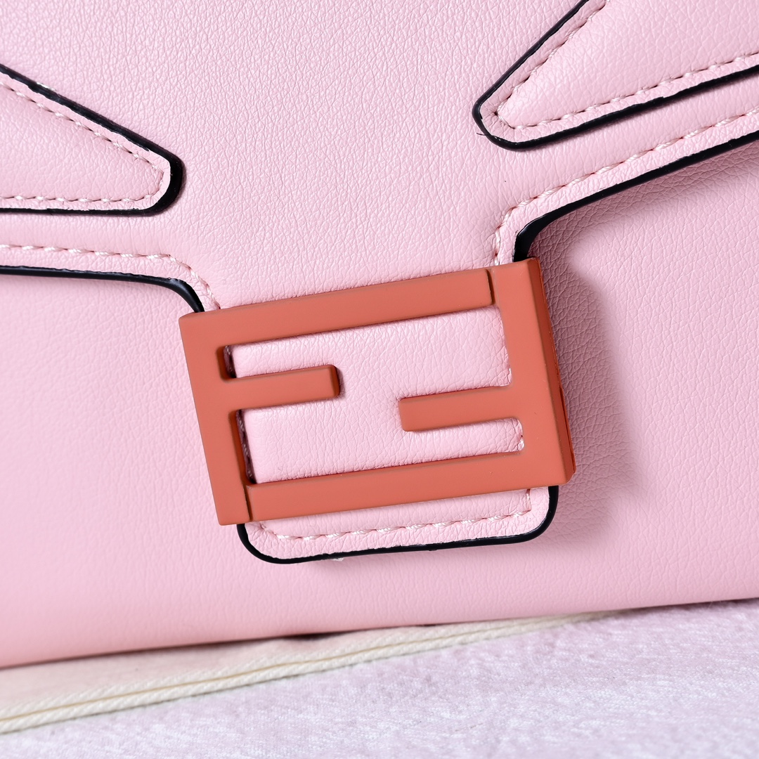 型号3376，配折叠盒子 芬迪小怪兽方盒子
FENDI 2025春节限定系列以独具匠心的设计为我的新年添