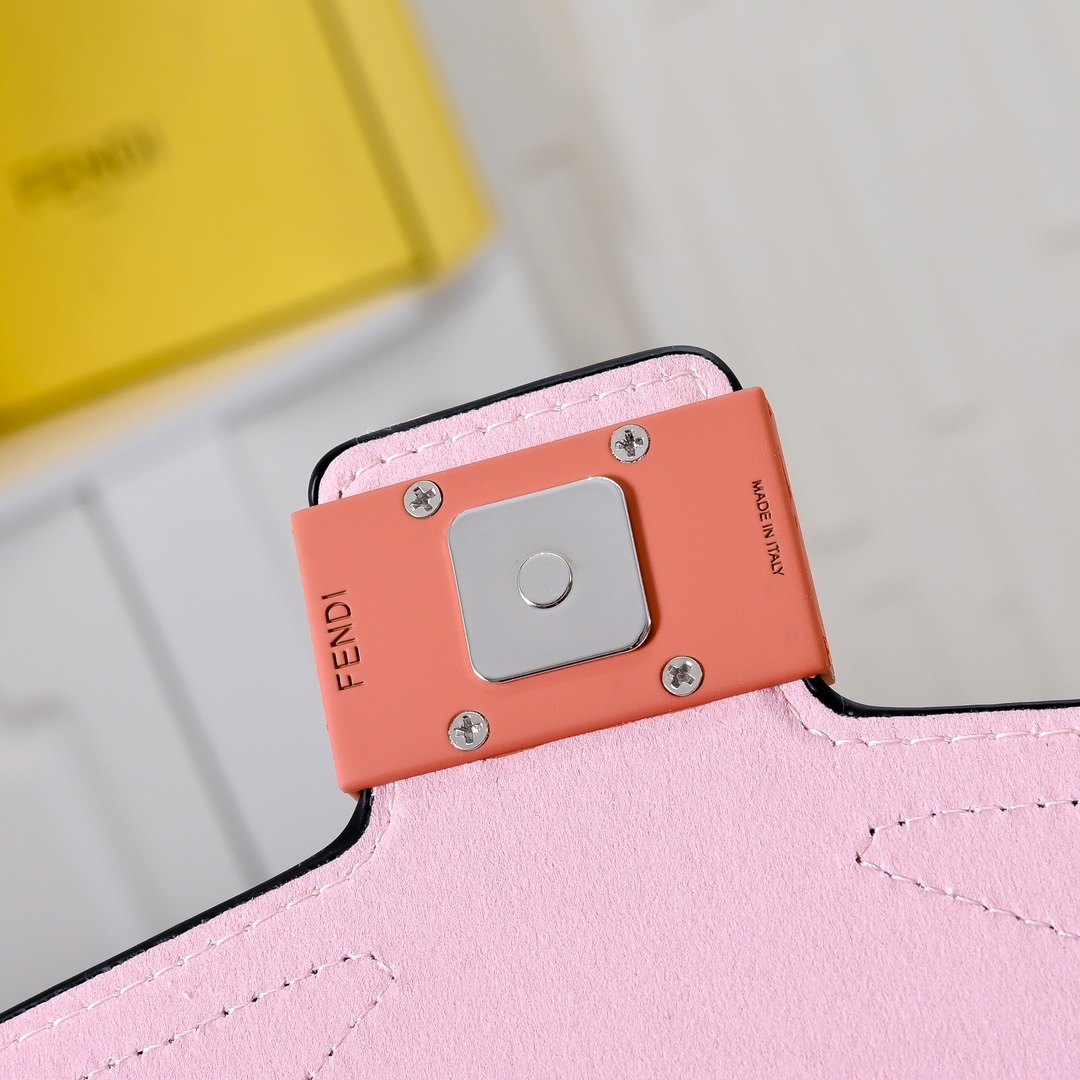 型号3376，配折叠盒子 芬迪小怪兽方盒子
FENDI 2025春节限定系列以独具匠心的设计为我的新年添