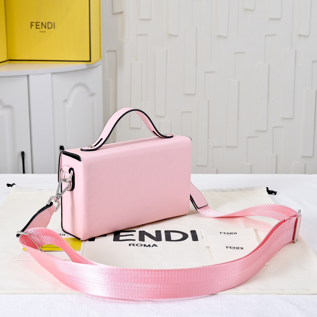 型号3376，配折叠盒子 芬迪小怪兽方盒子
FENDI 2025春节限定系列以独具匠心的设计为我的新年添