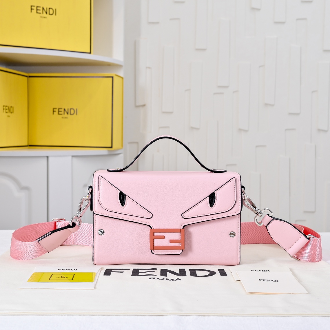 型号3376，配折叠盒子 芬迪小怪兽方盒子
FENDI 2025春节限定系列以独具匠心的设计为我的新年添