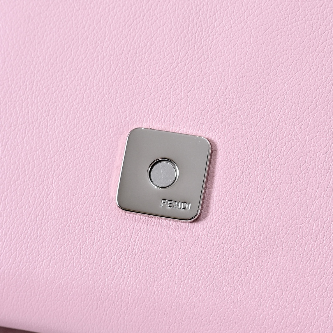 型号3376，配折叠盒子 芬迪小怪兽方盒子
FENDI 2025春节限定系列以独具匠心的设计为我的新年添