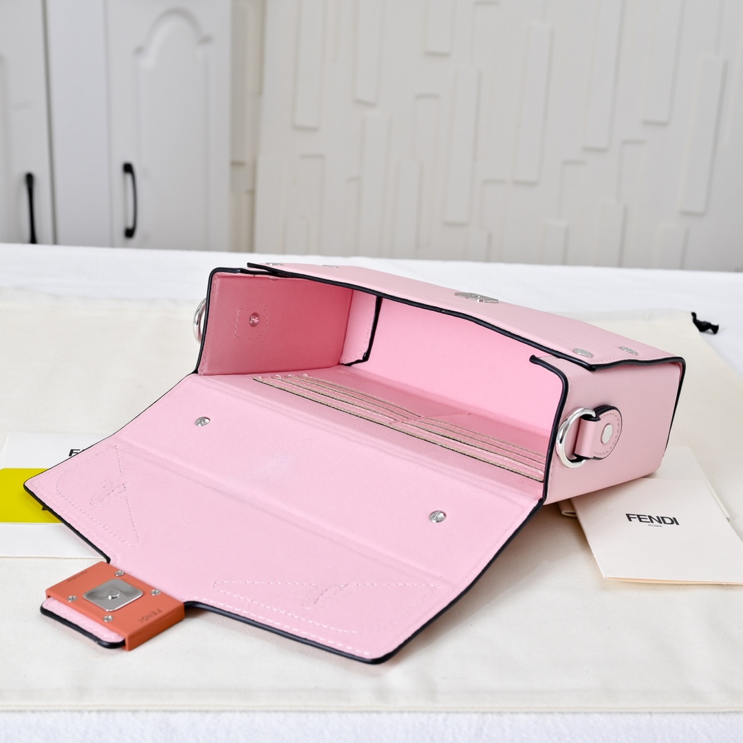 型号3376，配折叠盒子 芬迪小怪兽方盒子
FENDI 2025春节限定系列以独具匠心的设计为我的新年添