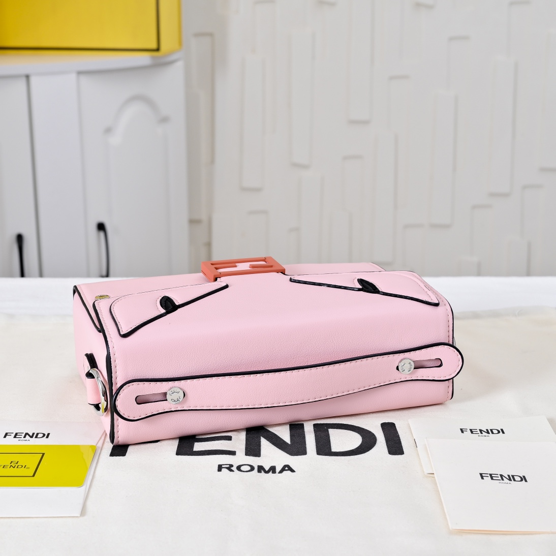 型号3376，配折叠盒子 芬迪小怪兽方盒子
FENDI 2025春节限定系列以独具匠心的设计为我的新年添