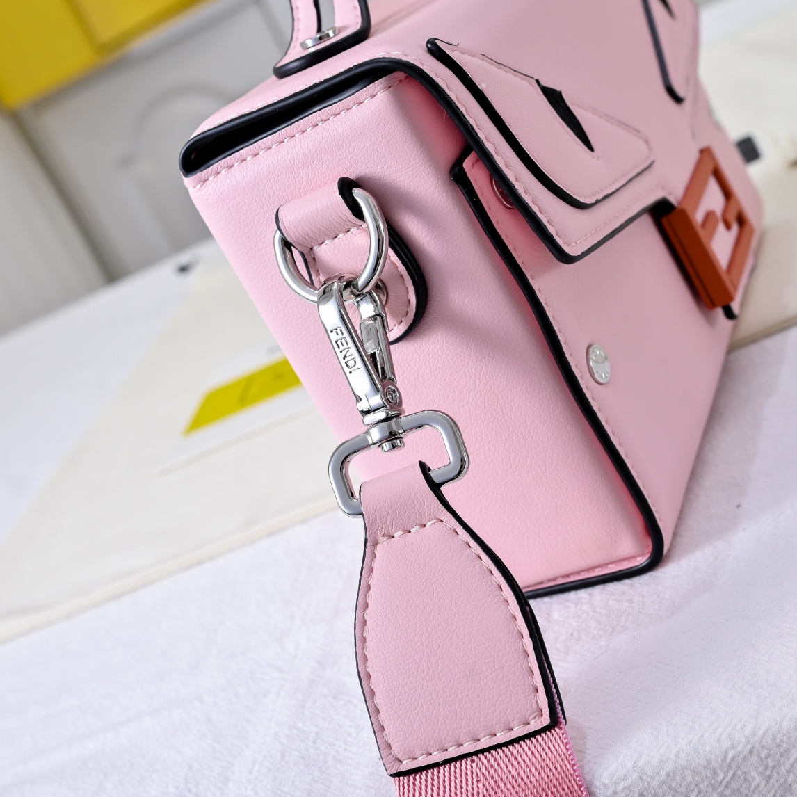 型号3376，配折叠盒子 芬迪小怪兽方盒子
FENDI 2025春节限定系列以独具匠心的设计为我的新年添