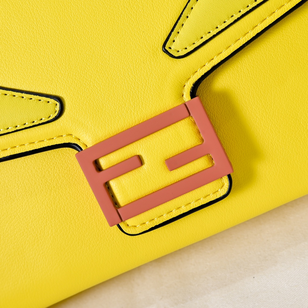 型号3376，配折叠盒子 芬迪小怪兽方盒子
FENDI 2025春节限定系列以独具匠心的设计为我的新年添