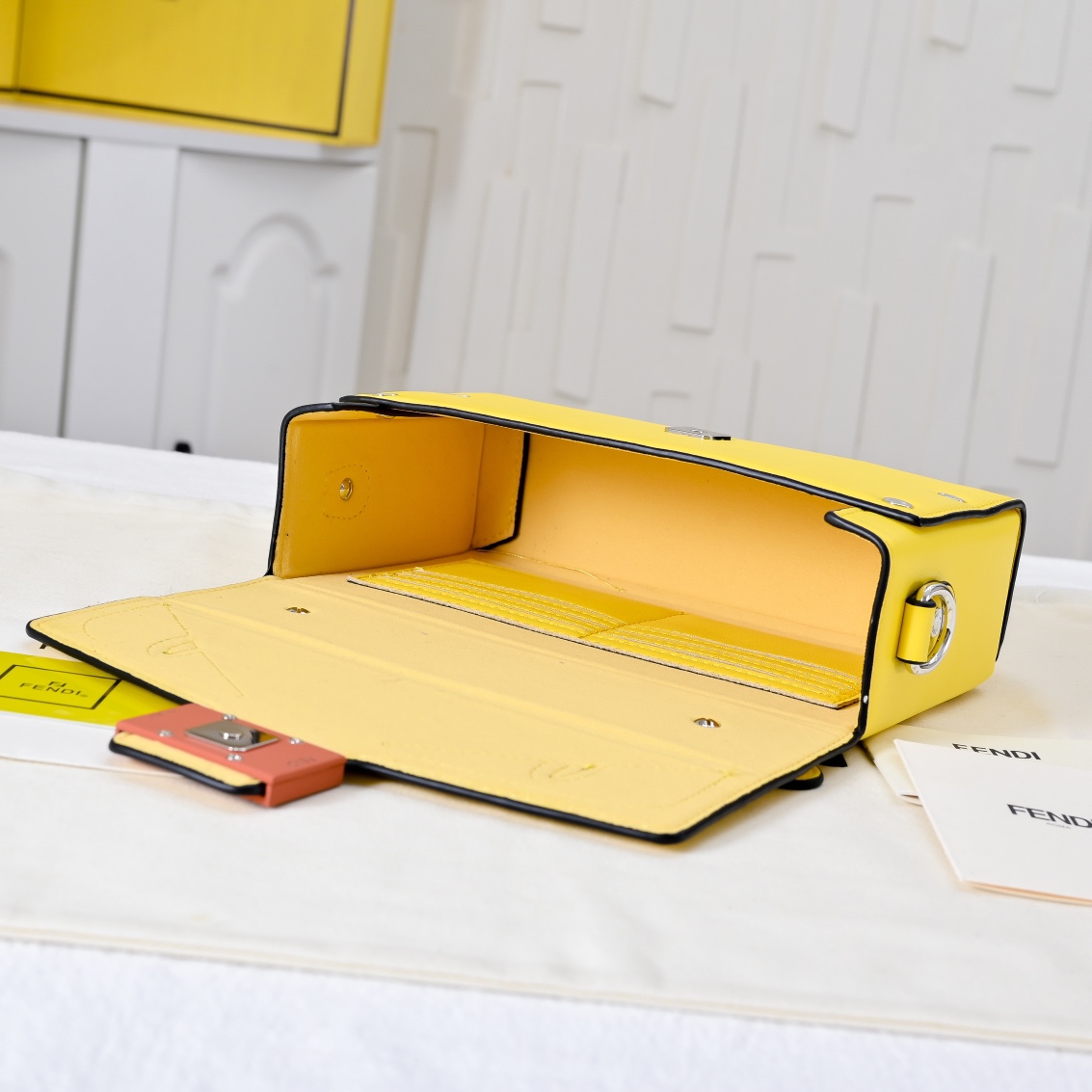 型号3376，配折叠盒子 芬迪小怪兽方盒子
FENDI 2025春节限定系列以独具匠心的设计为我的新年添